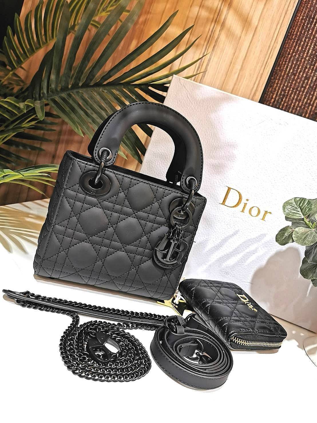 CHRISTIAN DIOR MINI BAG VIP GIFT WITH PURCHASE พรีเมี่ยมกิ้ฟรุ่น Limited สวยหรูดูดีอลังการเซตสุดคุ้มได้ทั้งกระเป๋าสะพายหนัง Calfskin + กระเป๋าสตางค์สั้น + Dior Gold Star ครบชุด ไอเท็มใหม่ล่าสุดน่าใช้น่าสะสม สินค้ามาพร้อมกล่องแบรนด์ จะซื้อใช้เองหรือมอบเป็น