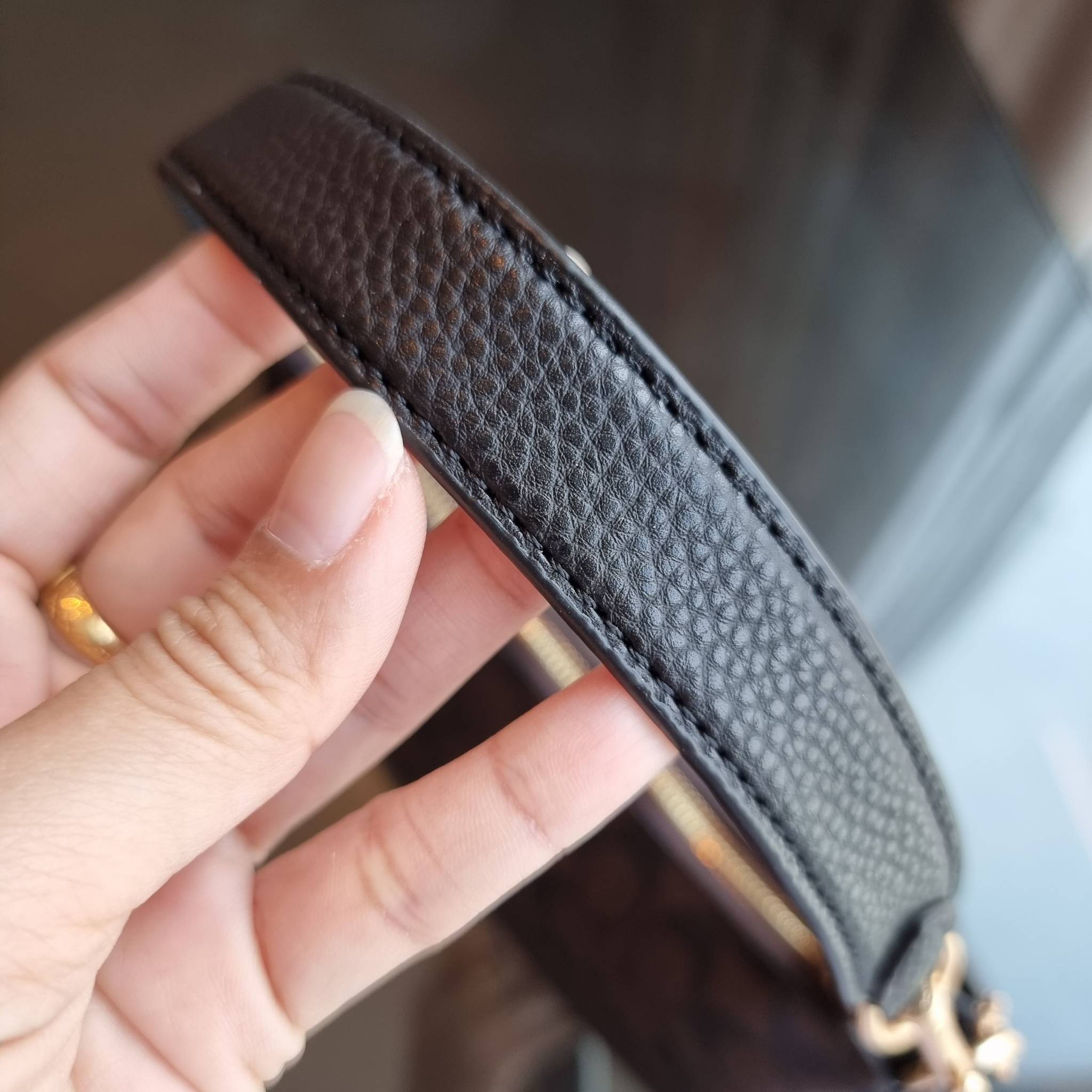 COACH C7223 PENNY SHOULDER BAG 25 IN SIGNATURE CANVAS คอลเลคชั่นเพนนีสุดคิ้วท์ ในรูปแบบของกระเป๋าสะพายไหล่กึ่งทรงพอช พร้อมเสิร์ฟความสวยถึงบ้านไปเลย!! ด้วยดีไซน์คลาสสิคย้อนยุค ที่แอบแฝงความเรียบหรู มาพร้อมสายสะพาย 2 เส้น เป็นสายคล้องมือและสายสะพายครอสบอดี้