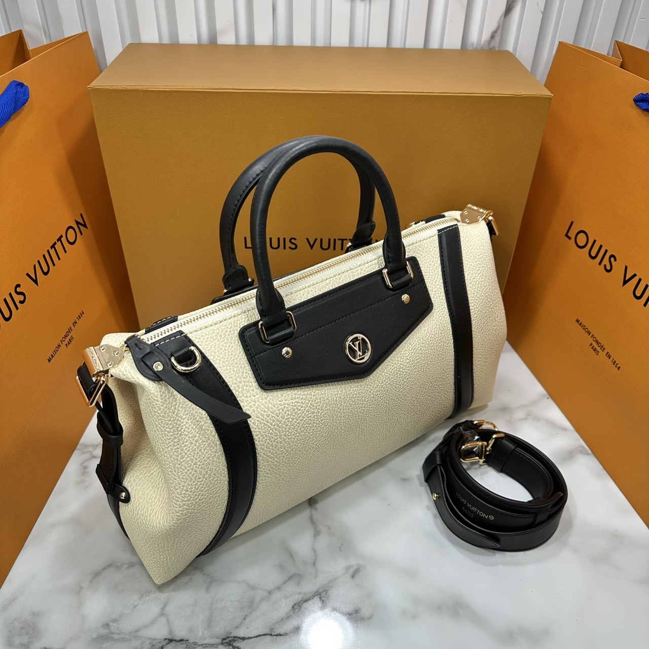 ORI หนังแท้ | LV Biker PM bag กระเป๋าสะพาย ใหม่ล่าสุดเปิดตัวโดดเด่นใน Spring -Summer 2025 ได้แรงบันดาลใจมาจากเสื้อแจ็คเก็ตไบเกอร์สุดไอคอนิก โทนสีคลาสสิกเหนือกาลเวลาไอเท็มหลักเปี่ยมสไตล์ประจำฤดูกาลนี้และในอนาคต