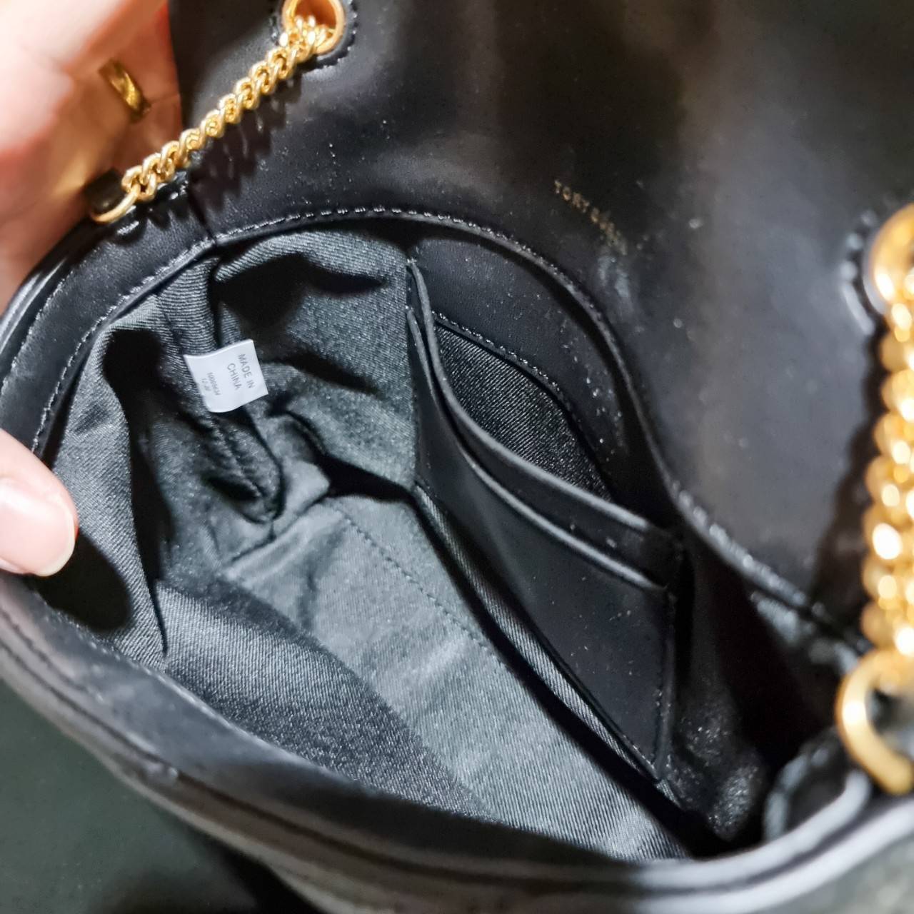 TORY BURCH KIRA CHEVRON EMBELLISHED LOGO MINI BAG ตามคำเรียกร้องจ้า!! ไซส์มินิ สะดวกใช้ พกพาง่าย สไตล์คุณหนู!! กระเป๋าสะพายข้าง ดีไซน์ทรงคลาสสิค โดดเด่นด้วยโลโก้ดีไซน์ประดับเม็ดสี เพิ่มมูลค่าและดึงดูดสายตามากขึ้น วัสดุหนังแกะ สัมผัสนิ่มมือ เปิด-ปิดด้วยกระ