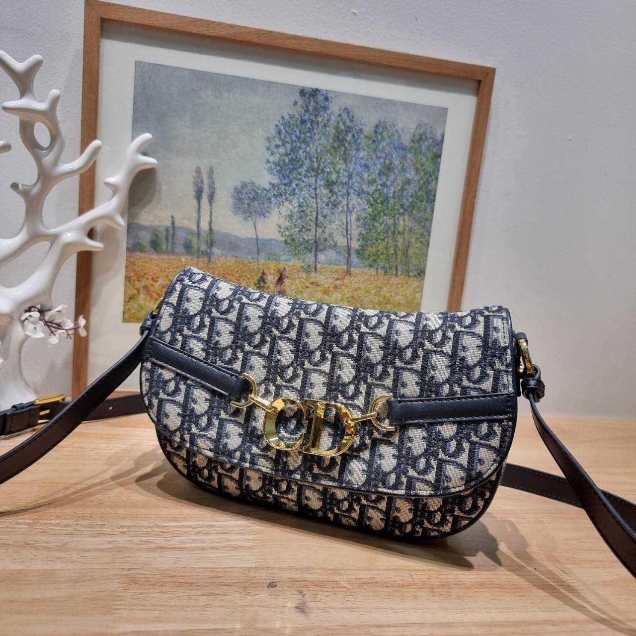 Small CD Besace Bag Blue Dior Oblique กระเป๋าสะพายทรงสวย ดีไซน์โลโก้โดดเด่นและหรูหรา