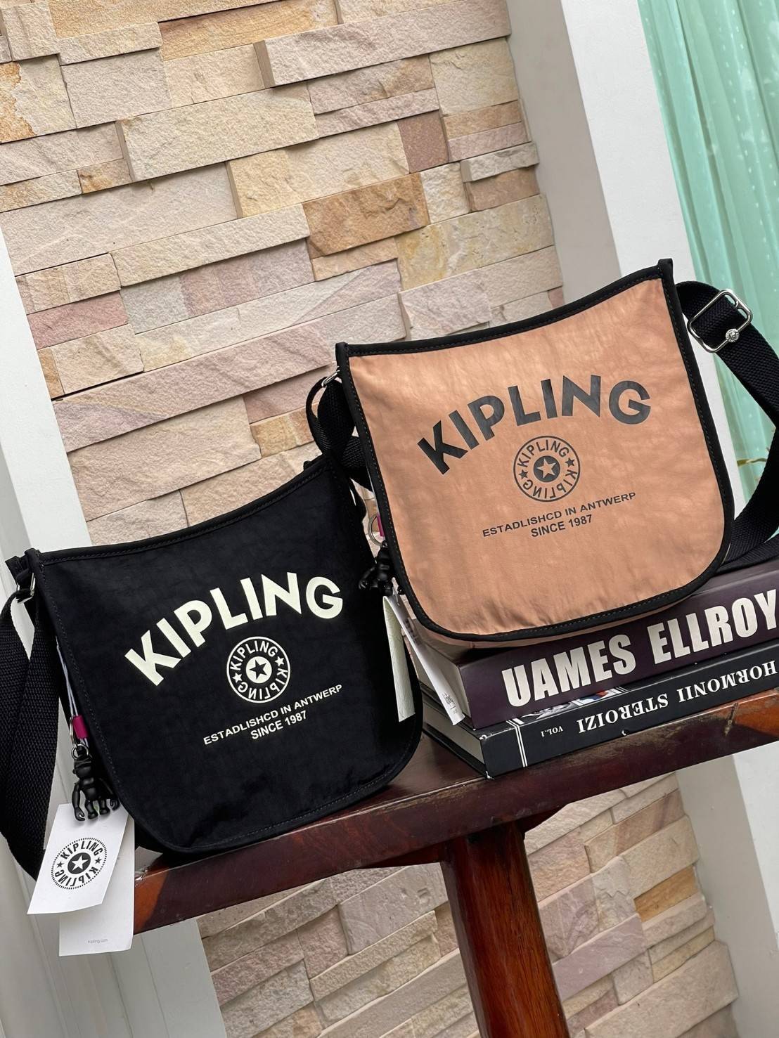 Kipling Patsy M Crossbody คอลเลคชั่นใหม่ล่าสุด ที่ไม่เน้นลวดลายและสีสัน แต่เน้นรูปแบบการใช้งานที่ง่ายแสนง่ายไม่ซับซ้อน ขนาดกำลังดี สามารถใส่ของที่จำเป็นได้ ไม่ว่าจะเป็นโทรศัพท์มือถือหรือกระเป๋าสตางค์ น้ำหนักเบา ด้านในของกระเป๋ายังแบ่งช่องเป็นระเบียบ พกพาไ
