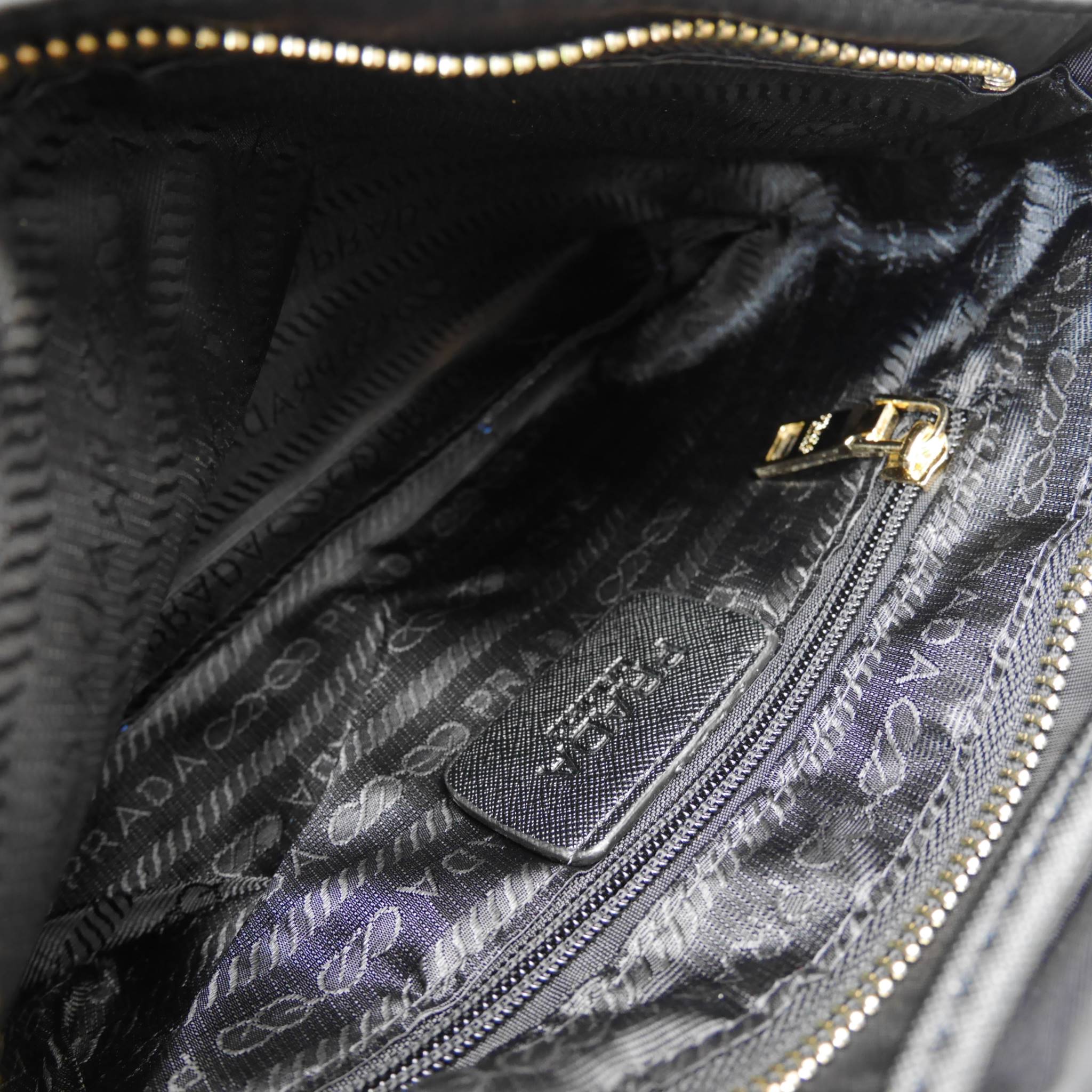 Best Seller! จากงานพรีเมี่ยมกิ้ฟ จากเคาเตอร์ต่างประเทศ จากแบรนด์ PRADA ค่า เป็น กระเป๋าผ้าไนล่อน ตามแบบฉบับของแบรนด์เลย ใบนี้มีสายยาวให้คะ เลิศมาก สะพายเป็น shoulder bag ได้เลย ขนาดกำลังดีคะ ตัวกระเป๋าเบามาก ใส่มือถือได้ทุกรุ่น ใช้แล้วสวยมากๆ อะไหล่ทองหรู