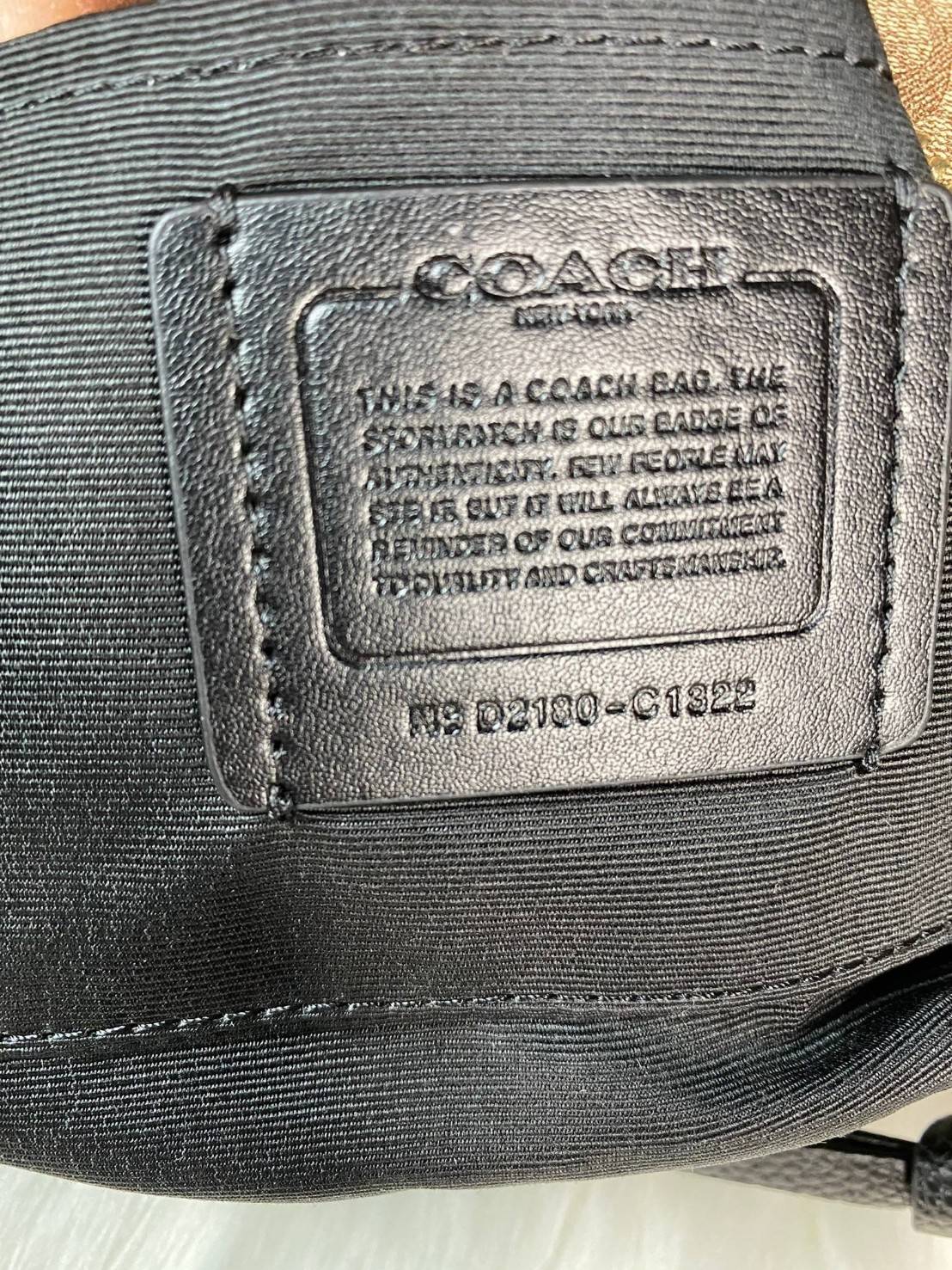 Coach Bailey Hobo With Whipstich Shoulder Bag (coachc1322) กระเป๋าcoach ทรงโค้งใช้แบบหิ้วหรือคล้องไหล่ก็ดูดี ใช้วัสดุหนังแท้ชั้นดี หนังสวยมากๆค่ะ ด้านหน้าใช้อะไหล่แบรนด์ตัวใหญ่ หรู ดูสะดุดตามีเดียว จุดเด่นตรงสายคือร้อยหนังเป็นสีเข้ากับตัวกระเป๋าได้สวยงาม 