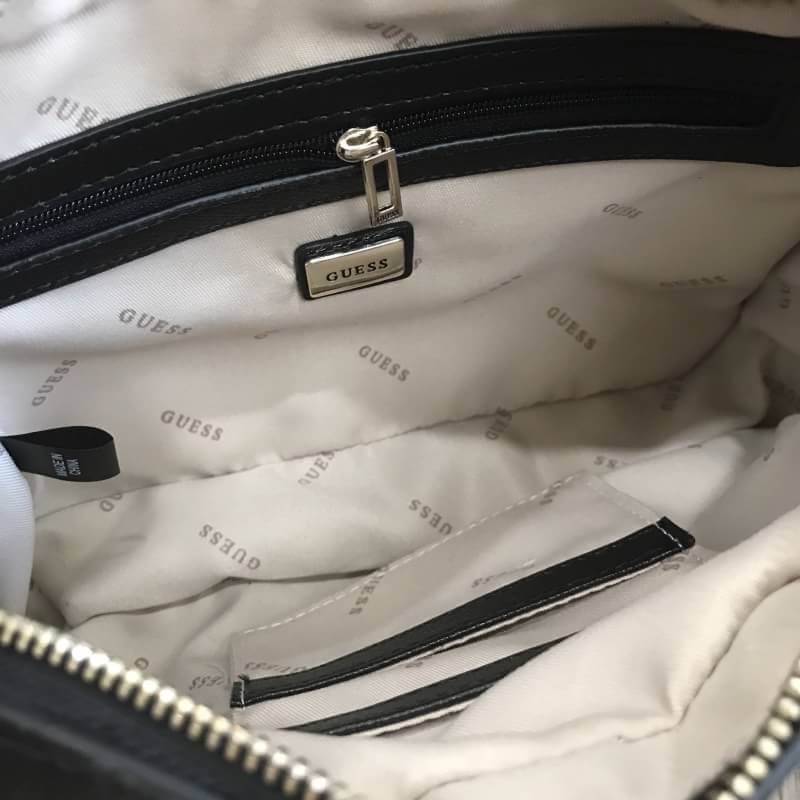 GUESS CROSSBODY/SHOULDER DEVYN BAG 2018 New arrival กระเป๋าสะพายไหล่หรือ crossbody วัสดุหนัง น้ำหนักเบา ด้านหน้างานปักหนังลายดอกไม้เพิ่มดีเทล เปิดปิด กระเป๋าด้วยซิปแบบหนัง+พร้อมลูกกุญห้อย ด้านในโล่ง และมี ช่องซิปหนึ่งช่อง พร้อมช่องใส่นามบัตร 2 ช่องค่ะ ผ้า