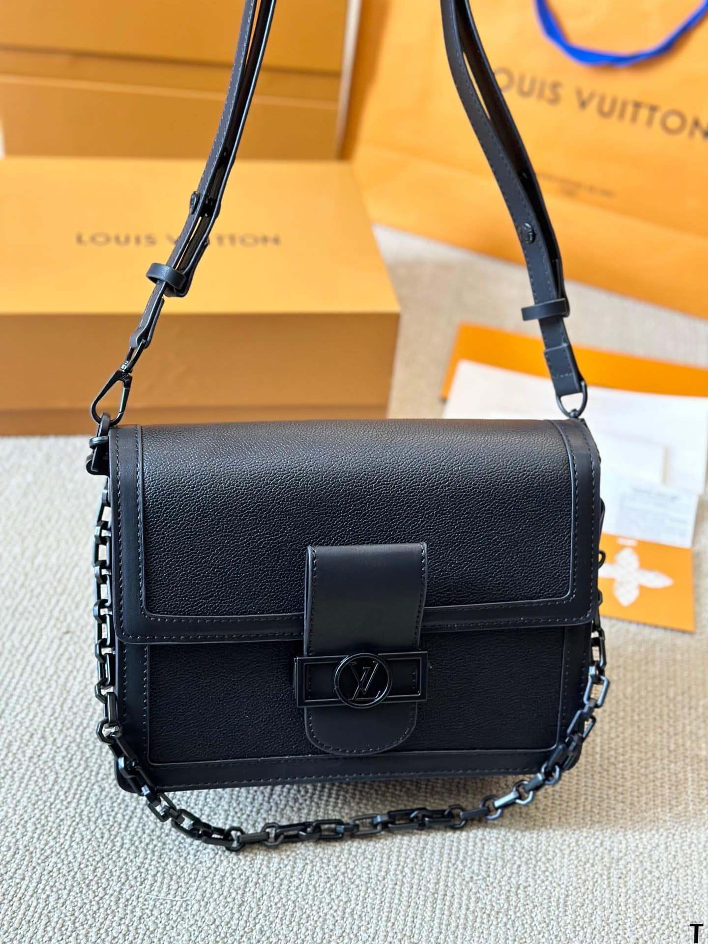 LV Dauphine MM Monochrome Black กระเป๋าสะพายทรงคลาสสิคลุคคุณหนูคุณนาย ยกระดับหนังแมตต์โทนสีดำโมโนโครมจากคอลเลคชั่น Black Out ดีไซน์ตัวล็อก LV สวยหรูเป็นเอกลักษณ์