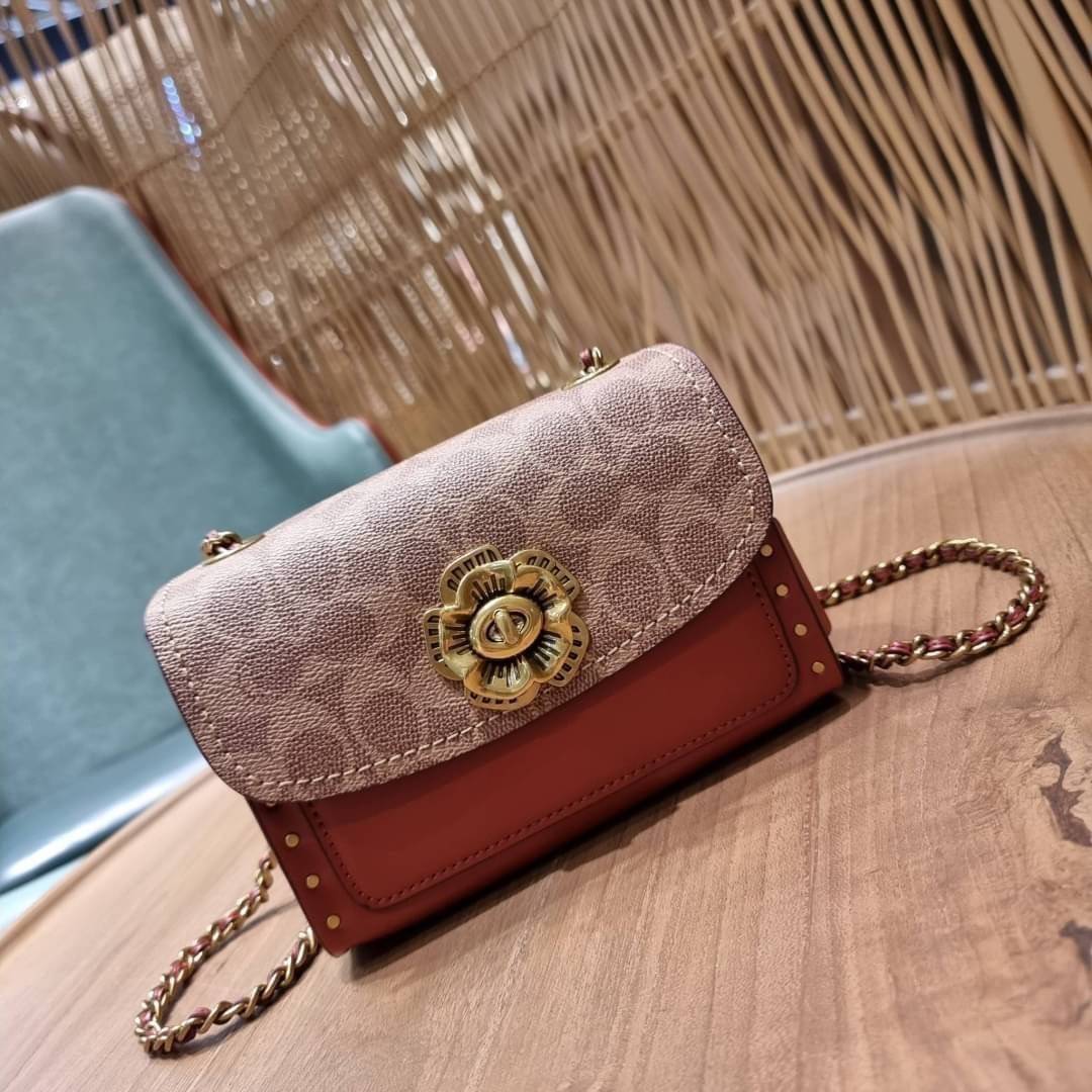 COACH 30592 PARKER 18 IN SIGNATURE CANVAS WITH RIVETS ไอเท็มยอดฮิต รุ่นหายาก!! sold out ไปหลายรอบ ก็ยังมีคนรอ!! กระเป๋าสะพายข้าง ไซส์กะทัดรัด พกพาง่าย ดีไซน์สวยด้วยการตอกหมุดเพิ่มดีเทล โดดเด่นด้วยตัวล็อครูปดอกไม้ วัสดุหนังแคนวาสเคลือบลายสลับหนังแท้ ภายในเ