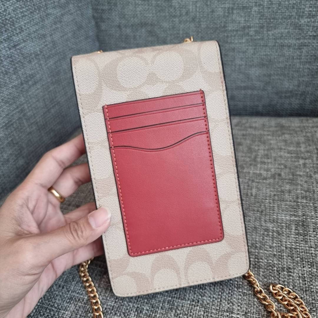 COACH NORTH/SOUTH PHONE CROSSBODY IN SIGNATURE CANVAS F55636 F39955 สุดคลาสสิคกับกระเป๋าสะพายเอนกประสงค์ Case phone ใส่โทรศัพท์มือถือได้ทุกรุ่น ดีไซน์ลายเอกลักษณ์ วัสดุหนังแคนวาสเคลือบลาย ฝาและภายในเป็นหนังสังเคราะห์เรียบ เปิด-ปิดด้วยกระดุม สายสะพายยาวประ