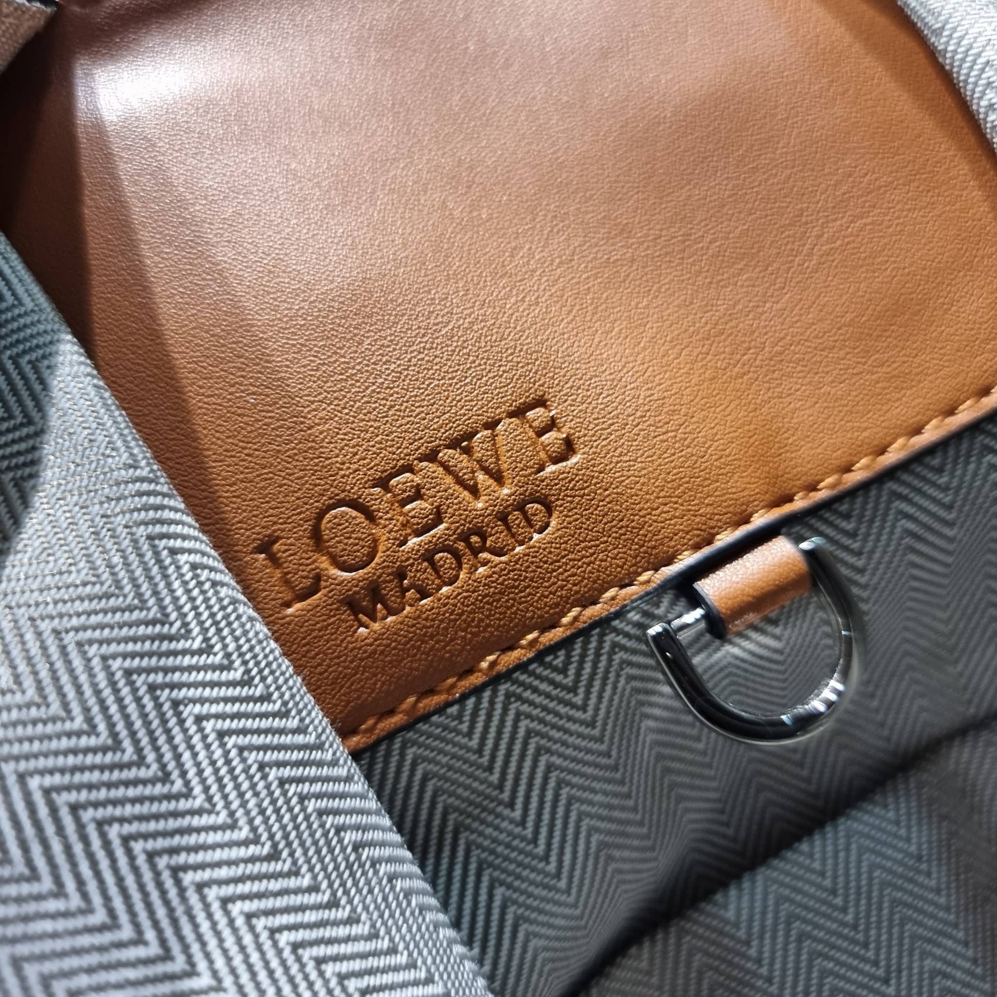 LOEWE SMALL HAMMOCK IN CLASSIC CALFSKIN พร้อมส่ง กระเป๋าสะพายดีไซส์เก๋ สามารถปรับเปลี่ยนรูปทรงได้หลากหลาย มีลูกเล่นทำให้ใช้ได้ไม่มีเบื่อ