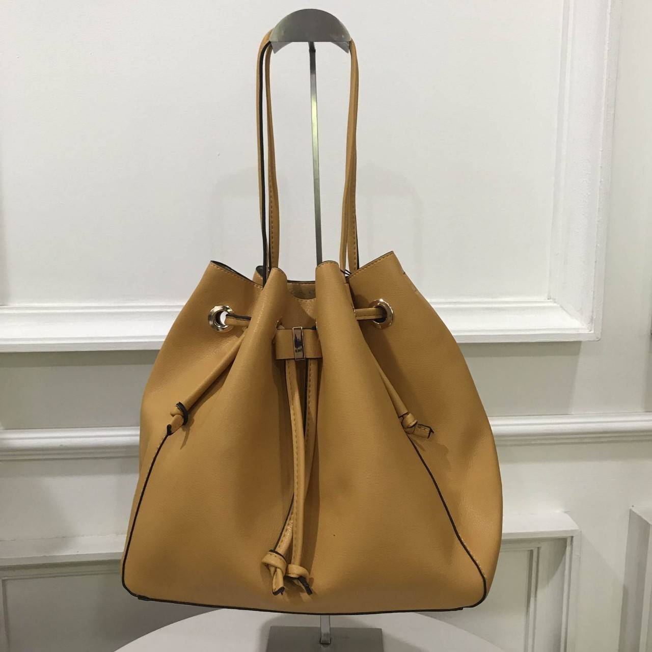 Zara bucket bag crossbody ใหม่ล่าสุดจากแบรนด์ Zara กระเป๋าสะพายทรง bucket สีสด หนังนุ่มมากกกก เนื้อดี สามารถสะพายได้ 2 แบบค่ะ แบบแรก shoulder bag ขนาดพอดีไหล่ และแบบที่สอง กระเป๋าสายยาวสามารถสะพายไหล่หรือ cross body ก็ได้ มีสายสะพายยาวมาให้สามารถถอดออกได้