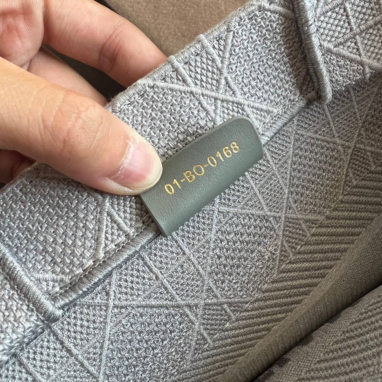 CHRISTIAN MEDIUM DIOR BOOK TOTE ราคาดีมากเลย คุ้มยิ่งกว่าคุ้มเป็นทางช็อปปิ้งBag เอกลักษณ์ของความหรู ที่ต้องมี ภายในโล่งกว้างมาก ใส่ของแบบแน่นๆ จุๆไปได้เลย น้ำหนักเบาสบาย งานออริปักขึ้นรูปสวยมาก มี code stamp พร้อมส่งที่ไทย เกรดออริจินอลเทพๆ ภาพสินค้าถ่ายจ