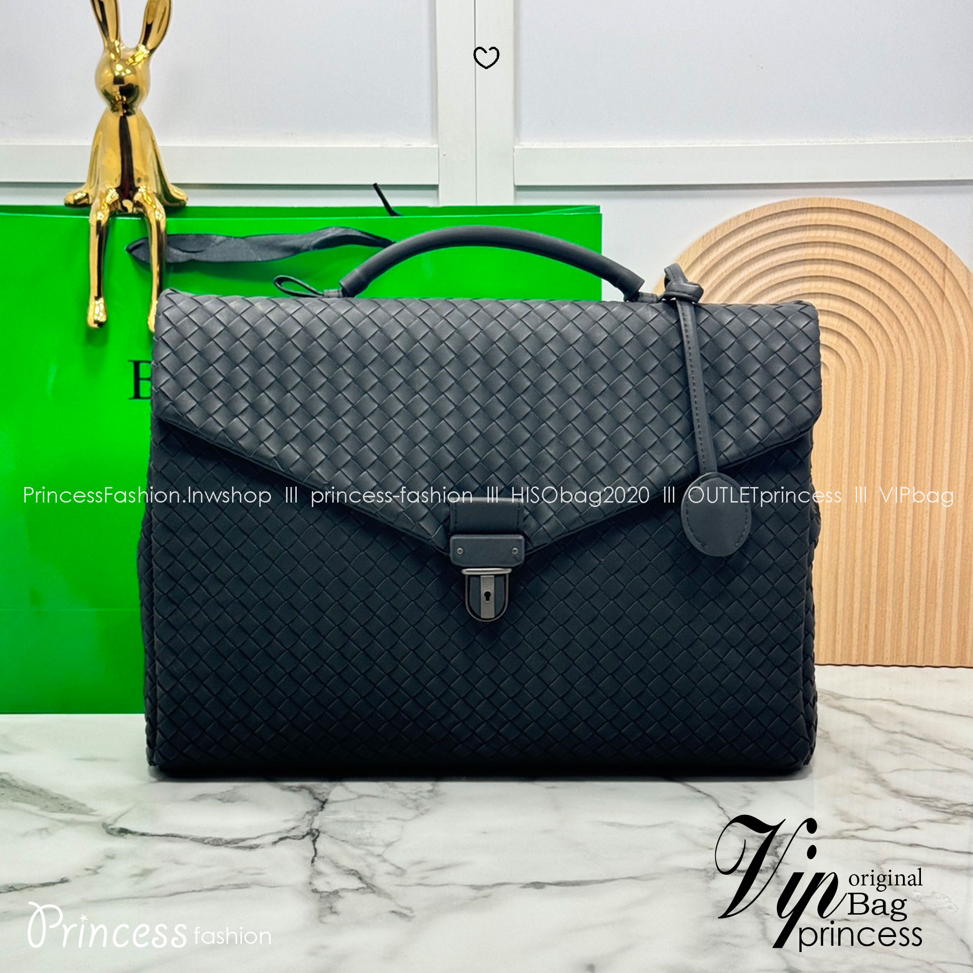 ORI หนังแท้ | Bottega Intrecciato Briefcase business Handbag / Bottega Messenger Bag กระเป๋าใส่เอกสาร กระเป๋าทรงแมสเซ็นเจอร์ สวยเรียบหรูคลาสสิกเป็นเอกลักษณ์ โดดเด่นด้วยงานสานตาราง ดีไซน์เรียบง่าย แต่ดูแพง ไอเท็มสุดปัง!!