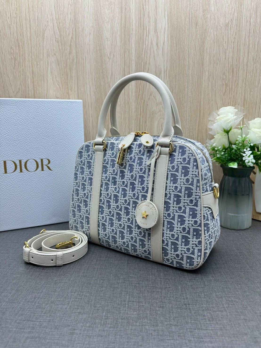 ORI หนังแท้ | DIOR Large D-Vibe Bowling Bag กระเป๋าทรงหมอนดีไซน์โบว์ลิ่งใบใหญ่ ทันสมัยใช้งานง่ายจุของได้เยอะ สวยสง่างามเป็นเอกลักษณ์
