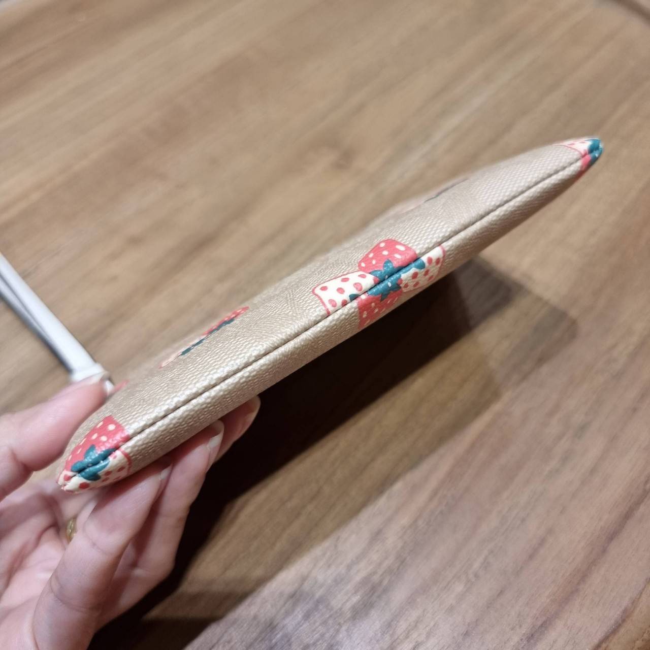 COACH 2972 CORNER ZIP WRISTLET IN SIGNATURE CANVAS WITH BUTTERFLY PRINT มาแล้วจ้า ไอเท็มสุดปัง!! ฮิตไม่เลิก!! พร้อมลวดลายสุดคิ้วท์ น่ารักน่าใช้ขึ้นไปอีก กระเป๋าคล้องมือ ขนาดเหมาะพกพา วัสดุหนังแคนวาส ภายในเป็นช่องโล่ง ใส่ธนบัตร หรือใส่บัตร ใส่เหรียญ ได้หมด