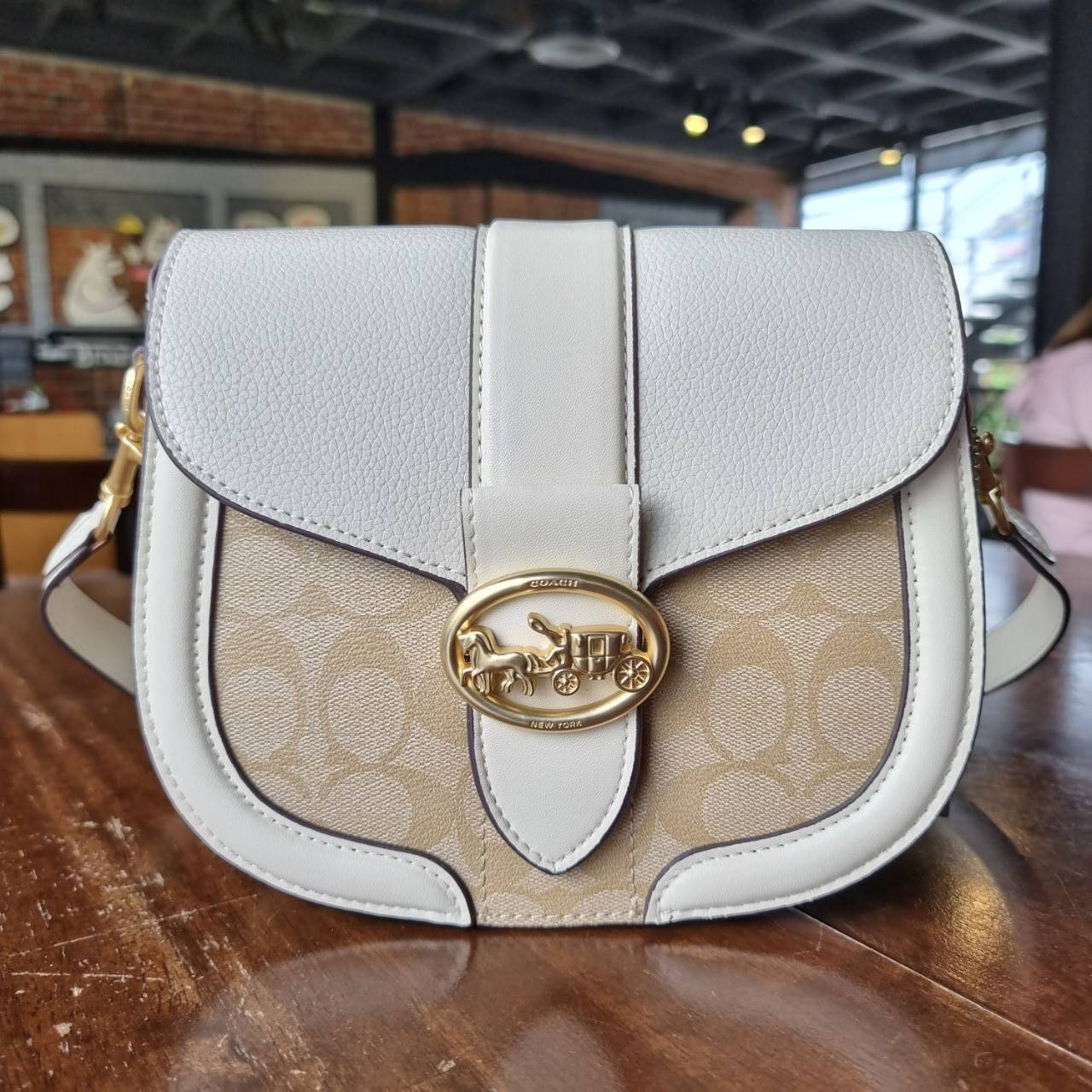 ของแท้ 💯% COACH C2806 GEORGIE SADDLE BAG IN SIGNATURE CANVAS ยกระดับความหรูให้กับตัวเองกันหน่อย ด้วยกระเป๋ารุ่นนี้!! ครอสบอดี้ที่ดีไซน์หรู อัพเลเวล ในราคาที่จับต้องได้ วัสดุหนังแคนวาสเคลือบสลับหนังเรียบและหนัง pepble หลากหลายในใบเดียว