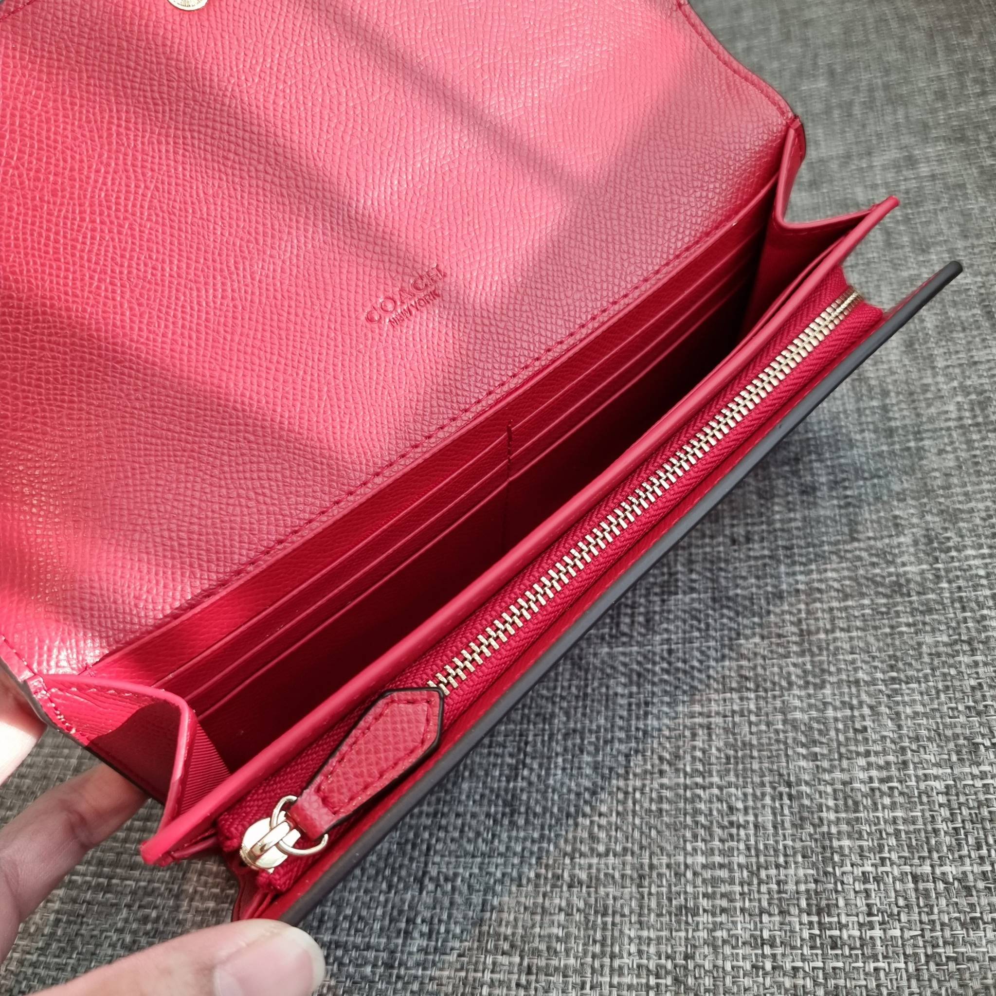 OUTLET 】COACH F31562 SLIM ENVELOPE WALLET IN SIGNATURE CANVAS WITH CHERRY PRINT คอลเลคชั่นใหม่ล่าสุด ต้อนรับนิวเยียร์ไปเลย!! 🍒🎊 กระเป๋าสตางค์รุ่นขายดี ทรงจดหมายรุ่นฝาพับ ดีไซน์ลายเชอร์รี่ น่ารักสดใส วัสดุหนังแคนวาสเคลือบลาย ภายในใส่มือถือไ