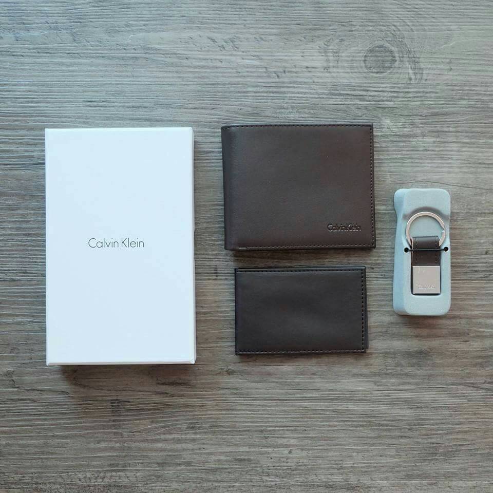Calvin Klein Leather Credit Card Fold with Metal Clip Key Fob Set กระเป๋าสตางค์ใบสั้น Set สุดคุ้มมอบให้เป็นของขวัญหรือใช้เองก็แนะนำค่ะ