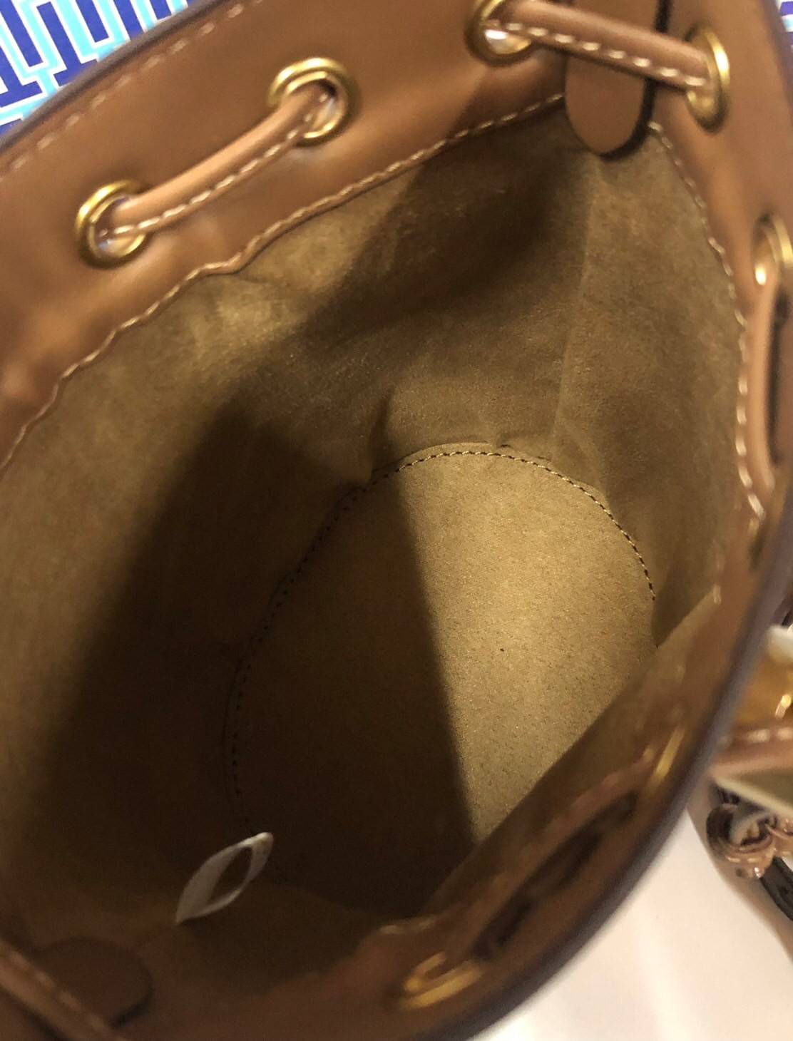 Mini : Tory Burch T Monogram Chenille Bucket Bag เปิดตัวอีกหนึ่งรุ่นกับกระเป๋าลาย T MONOGRAM รุ่นใหม่ล่าสุดจาก TORY BURCH พลาดไม่ได้กับโลโก้สุดคลาสสิก ลวดลาย T Monogram คือวัสดุ chenille หรือที่เรียกว่า ด้านไหมกำมะหยี่ มารังสรรค์ลงบนกระเป๋าBucketใบนี้ เป็