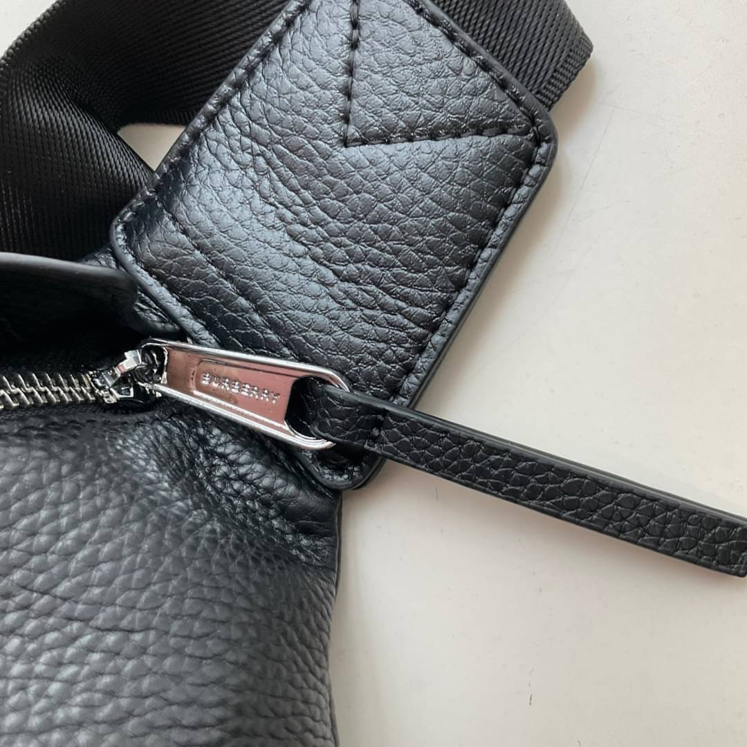 Burberry Medium Monogram Motif Leather Bum Bag / BURBERRY BELT LEATHER VIP วัสดุหนังแท้เต็มใบ คาดเอว คาดอกแบบ UNISEX ใช้ได้ทุกเพศ ด้านหน้าประดับลายแบรนด์สีน้ำตาลสุดเท่ ด้านในเปิดปิดด้วยซิปยาว ใส่มือถือได้ทุกรุ่น