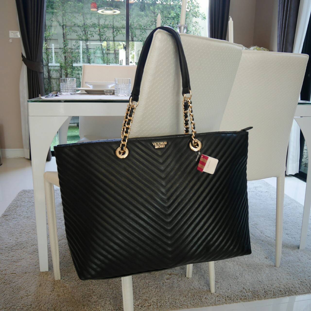 Victoria's Secret Shoulder Bag กระเป๋าสะพายทรงหรูจาก Victoria's Secret หนัง PU หนา รับน้ำหนักได้เยอะ เปิดปิดด้วยซิป ด้านหน้าประดับตัวอักษร VS ภายในมีช่องซิปและช่องใส่ของ จุได้เยอะค่ะ ใส่เอกสาร A4 หนังสือ ipad ได้สบาย เป็นอีกหนึ่งรุ่นเเนะนำที่สาว