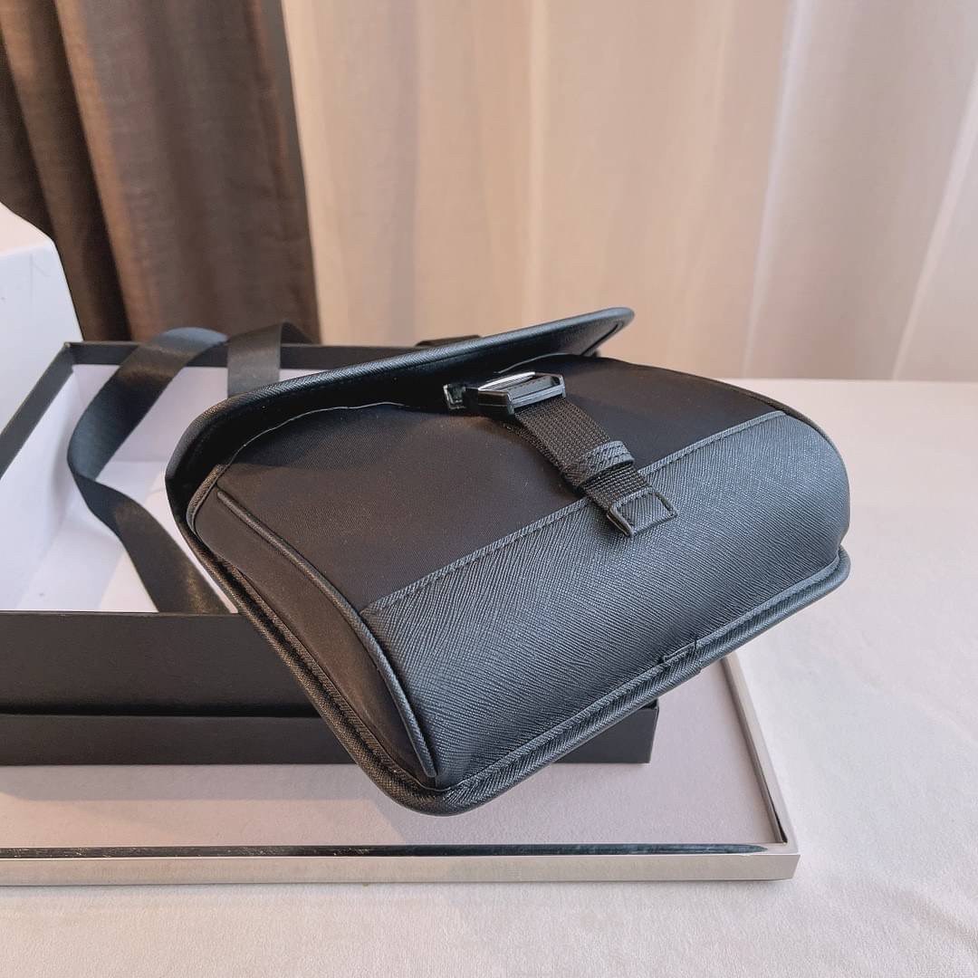 รุ่นใหม่ล่าสุด 2020 !!! Prada crossbody nylon bag ขนาดกะทัดรัด พกพาสะดวก วัสดุทำจากผ้าไนล่อน สามารถกันน้ำได้ อะไหล่เงินทั้งใบ เปิดปิดด้วยตัวล็อคแบบ บีบ ด้านในมีโลโก้อยู่ที่ฝากระเป๋า ภายในมีช่องเล็กแยก มีการบุผ้าลายแบรนด์อย่างดี สามารถใส่มือถือได้ทุกรุ่น ก
