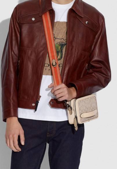 COACH CHARTER CROSS BODY IN SIANATURE JACQUARD((C3780)) 💋พร้อมส่ง สินค้าออกใหม่ ไม่มียังไงไหว!! ✔️กระเป๋าสะพายครอสบอดี้ร์ หรือสามารถสอดมือตรงหนังด้านหน้าถือแบบเก๋ๆได้ด้วยค่าา วัสดุJacquardทอบายแบรนด์อย่างดี ผสมหนังแท้ ได้ลงตัวสวยงาม น่าใช้