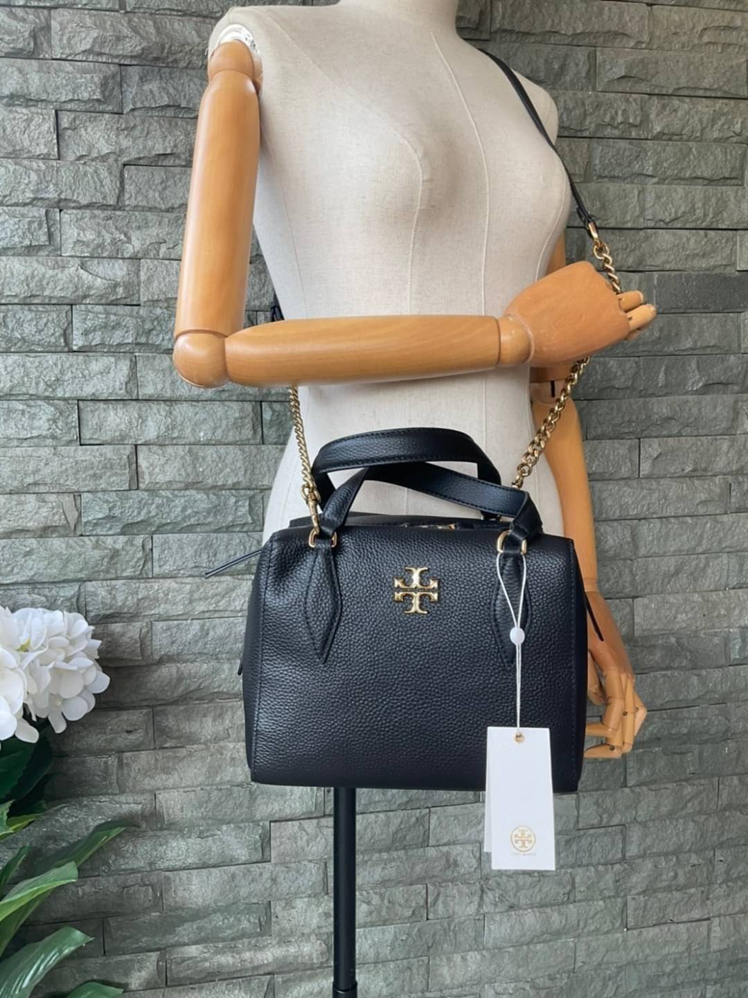 TORY BURCH KIRA PEBBLED SATCHEL BAG รุ่น 74650 กระเป๋าสะพาย Crossbody หนัง togo อะไหล่ทอง ทรงสวยสุดฮิต เป็นรูปทรงใหม่ มาแรงที่สุดในตอนนี้!! สัมผัสนุ่มมือ ตั้งอยู่ทรง ออกแบบเก๋ไก๋ สามารถปรับใช้ได้ 2 แบบ ไม่เหมือนใคร เปิดปิดด้วยซิป ภายในบุผ้าอย่างดี ช่องหลั