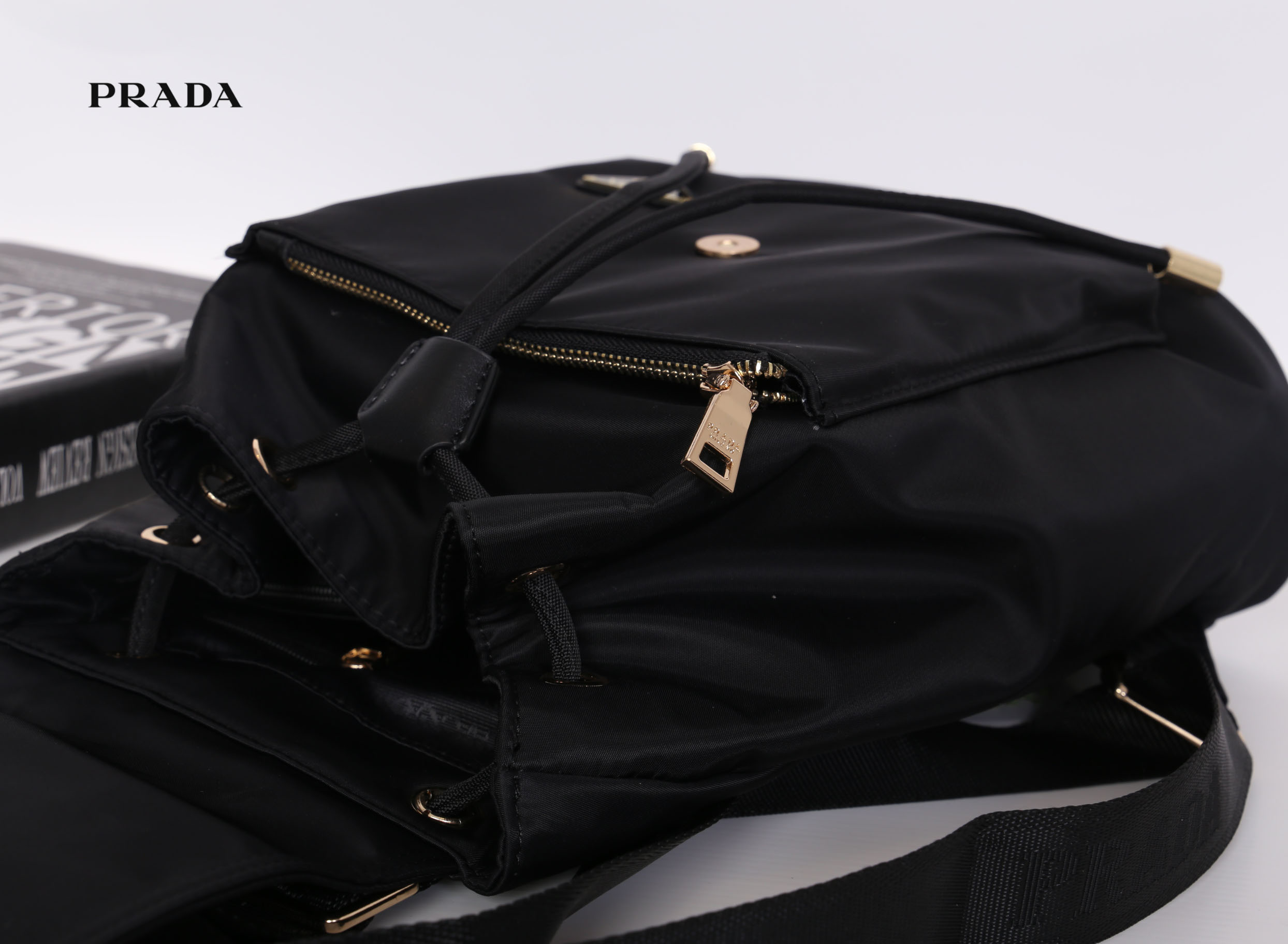 Prada Nylon Drawstring Backpack Bag สินค้า Premium gift จากเค้าเตอร์แบรนดืต่างประเทศ แท้ 100% กระเป๋าสะพายเป้ รุ่น Limited Edition VIP GIFT ทำจากวัสดุผ้า Nylon เนื้อหนา คุณภาพดี ทรงสวย ดีไซน์เกร๋ สไตล์ Prada ด้านหน้ามีช่องกว้างใส่ของจุกจิก อะไหล่ทอง สวยหร