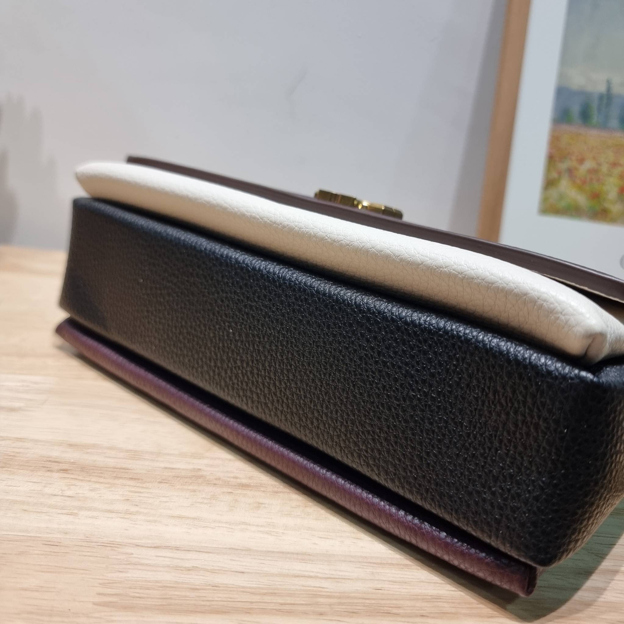 TORY BURCH LIMITED-EDITION SHOULDER BAG รุ่นลิมิเต็ด กับกระเป๋าสะพายไหล่ทรงผู้ดี ที่ผลิตมาในจำนวนจำกัด โดดเด่นด้วยอะไหล่ทองคลาสสิคหรูหรา