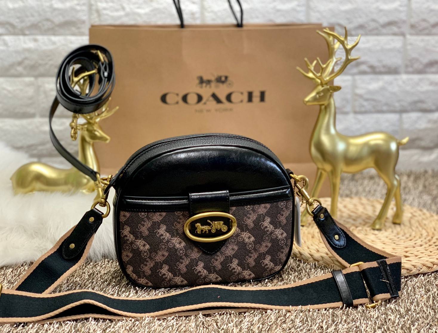 COACH KAT CROSSBODY WITH HORSE AND CARRIAGE PRINT ((88480//88544)) พร้อมส่งค่ะ! กระเป๋าสะพายแบบครอสบอดี้ร์ หนังแท้อย่างดี ตัวกระเป๋าเก๋ด้วยการพิมพ์ลายรถม้าค่ะ ด้านหน้ามีช่องกระดุมแม่เหล็กสำหรับใส่ของจุกจิกได้ พร้อมโลโก้แบรนด์สุดหรู