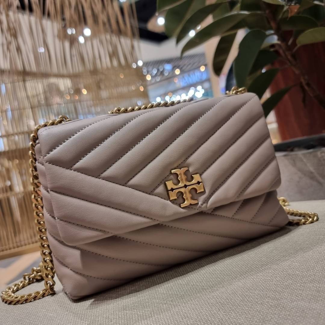 TORY BURCH KIRA CHEVRON CONVERTIBLE SHOULDER BAG (SMALL / MEDIUM) กระเป๋าสะพายรุ่นยอดฮิต ไซส์คลาสสิค ที่ใช้ยังไงก็ดูหรู ดีไซน์เฉพาะตัว วัสดุหนังแกะ สัมผัสนิ่ม เปิด-ปิดด้วยกระดุมแม่เหล็ก ภายในเป็นช่องโล่ง ใส่กระเป๋าสตางค์ มือถือ เครื่องสำอางค์ พาวเวอร์แบงค