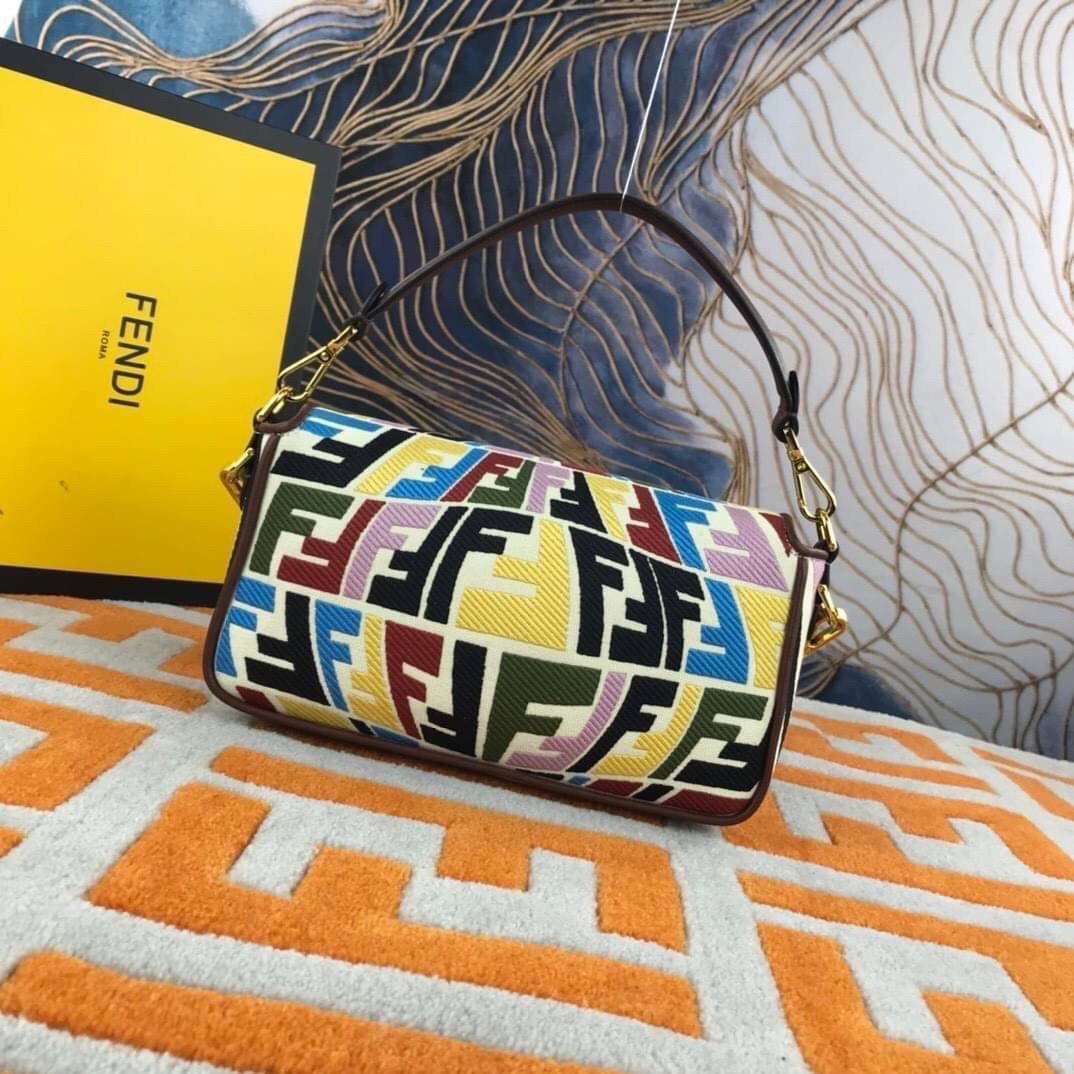 VIP GIFT 】FENDI BAGUETTE SUMMER 2021 CANVAS SHOULDER BAG กระเป๋าสะพายพรีเมี่ยมกิ๊ฟ หายาก สีคัลเลอร์ฟูลสุดใส โดดเด่น ดีไซน์ปั๊มโลโก้รอบใบ วัสดุผ้าแคนวาส ทนทาน มาพร้อมสาย 2 แบบ สำหรับคล้องแขน และสายครอสบอดี้สีทูโทน เปิด-ปิดด้วยกระดุมแม่เหล็ก ภายในเป็นช่องโล