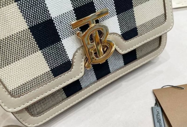 VIP 】กลับมาตามคำเรียกร้อง! ห้ามพลาด! Rare items! BURBERRY FRAGRANCES LEATHER CROSSBODY BAG วัสดุ Canvas & Leather ลาย Vintage คอลเลคชั่นใหม่ทรงเหลี่ยมสวยหรูดูดี เปิดปิดด้วยฝาปิดสัญลักษณ์รูปTB ภายในมีช่องแบ่งเป็นสัดส่วนสามารถใส่มือถือ iphone เงิน ของจ