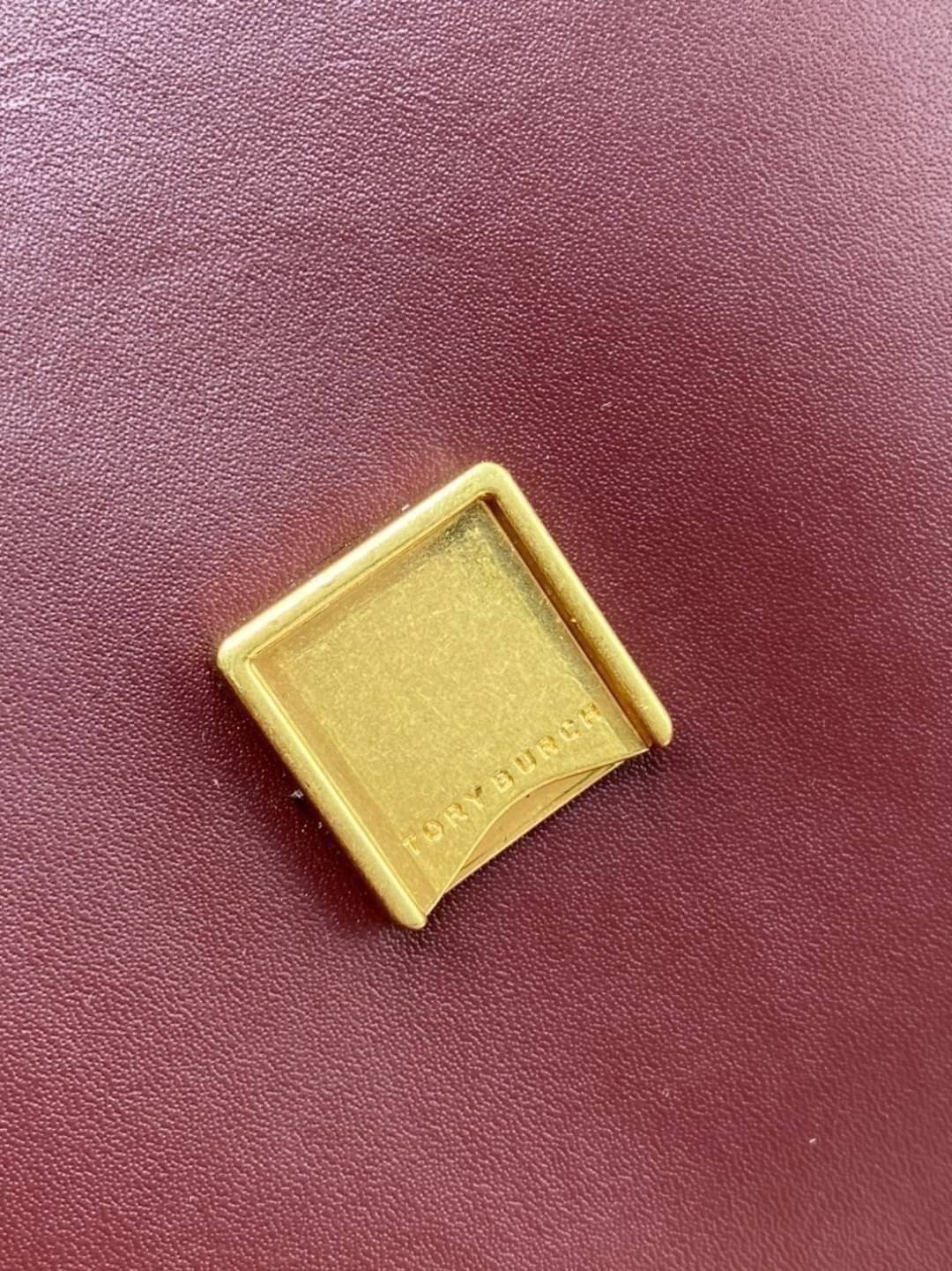 Tory Burch 75003 Eleanor Medium Convertible Shoulder Bag พร้อมส่งที่ไทย อีกรุ่นที่น่าครอบครองมากๆค่ะ กระเป๋าสะพายข้างและทบสายเป็นคล้องไหล่ได้ หนังแท้ชั้นดี ใช้ได้กับทุกๆโอกาส ห้ามพลาด ก่อนหมดนะคะ!!