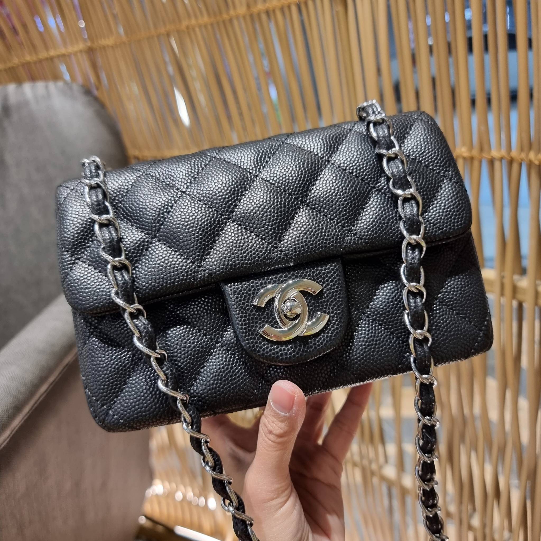 VIP 】3สี คัมแบคทูสต็อค!! จัดมาแน่นๆ พร้อมสีรับความเฮง!! พรีเมี่ยมจากแบรนด์ Chanel vip สุดพิเศษจากเคาน์เตอร์ กระเป๋าสะพาย หนังสังเคราะห์ลายคาร์เวีย หรูหราทั้งอะไหล่เงินและอะไหล่ทอง สะพายแล้วขับผิวมากๆใบนี้ เปิด-ปิดกระเป๋าด้วยตัวบิดล็อค ภายในกระเป๋าบุหนังสี