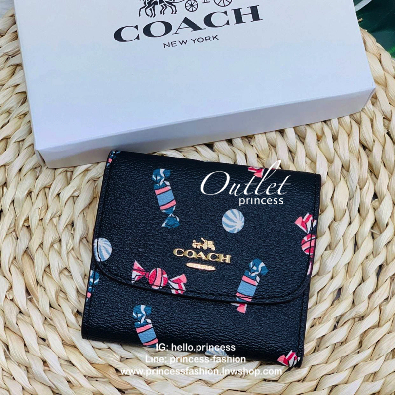 COACH SHOT WALLET BAG กระเป๋าสตางค์ใบสั้น วัสดุหนังแกะสวย ลายน่ารัก ขนาดกำลังดี เปิดปิดกระเป๋าแบบกระดุม ข้างในมีช่องใส่ธนบัตรตามยาวได้ ช่องใส่บัตรต่างๆได้ถึง 9 ใบ พร้อมช่องซิปด้านหลังใส่เหรียญหนึ่งช่องค่ะ เป็นอีกรุ่นที่น่าใช้