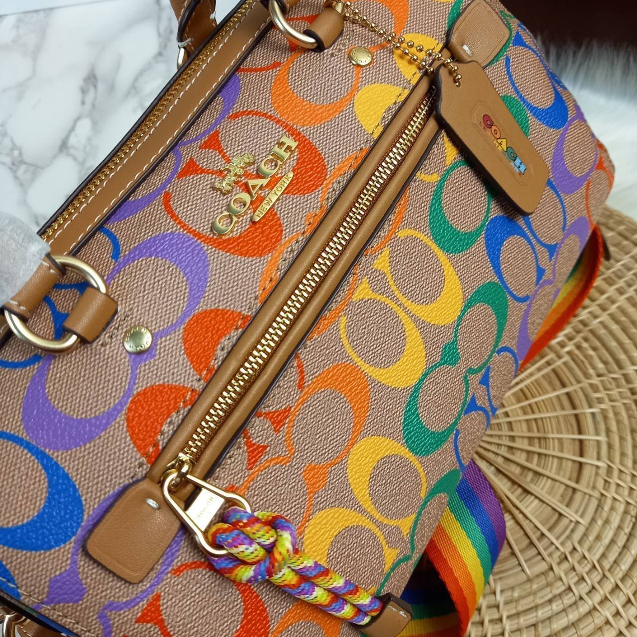 COACH ROWAN SATCHEL IN RAINBOW SIGNATURE CANVAS (COACH C4396)🌈 คอลเลคชั่นที่มาแรงที่สุด ร้อนแรงได้อย่างไม่มีแผ่วลงเลยสักนิด! โดดเด่น สดใส สะดุดตา🌈 ระดับตัวTOP ต้องยกให้เธอเลย กับ COACH ทรงหมอน 10" คอลเลคชั่นนี้// วัสดุหนังแคนว