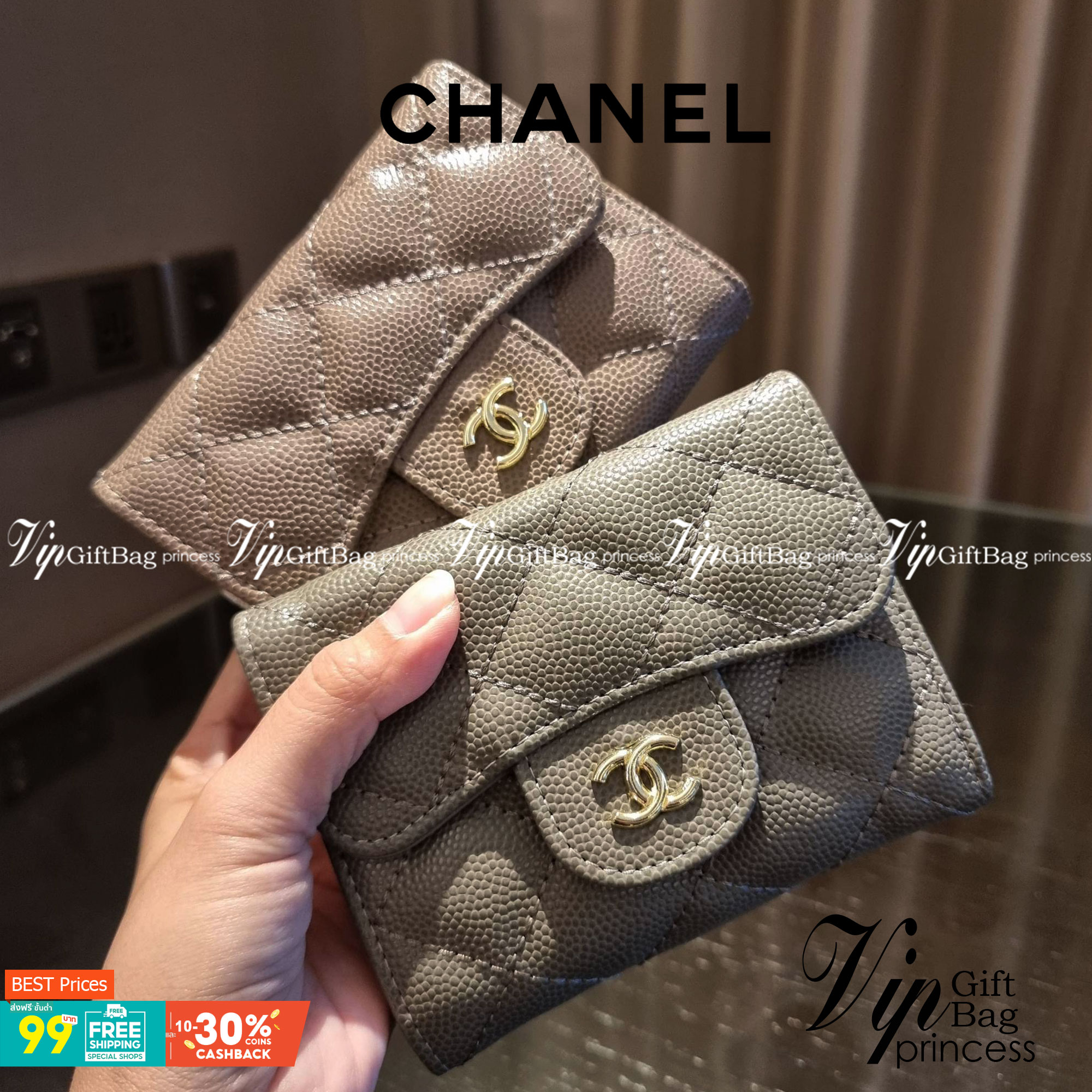 VIP 】มาแล้วจ้า!! รุ่นแนะนำ!! ฮิตติดใจสาวๆ!! กระเป๋าสตางค์ใบสั้นรุ่นฝาพับ จาก Chanel premium for gift เรียบหรู ดูไฮน์ วัสดุหนังสังเคราะห์ลายคาร์เวีย ด้านในเป็นหนังซาฟเฟียโน่ เปิด-ปิดด้วยกระดุมแม่เหล็ก ภายในกระเป๋ามีช่องใส่บัตร ใส่ธนบัตรได้ ดีไซน์เรียบหรูตา