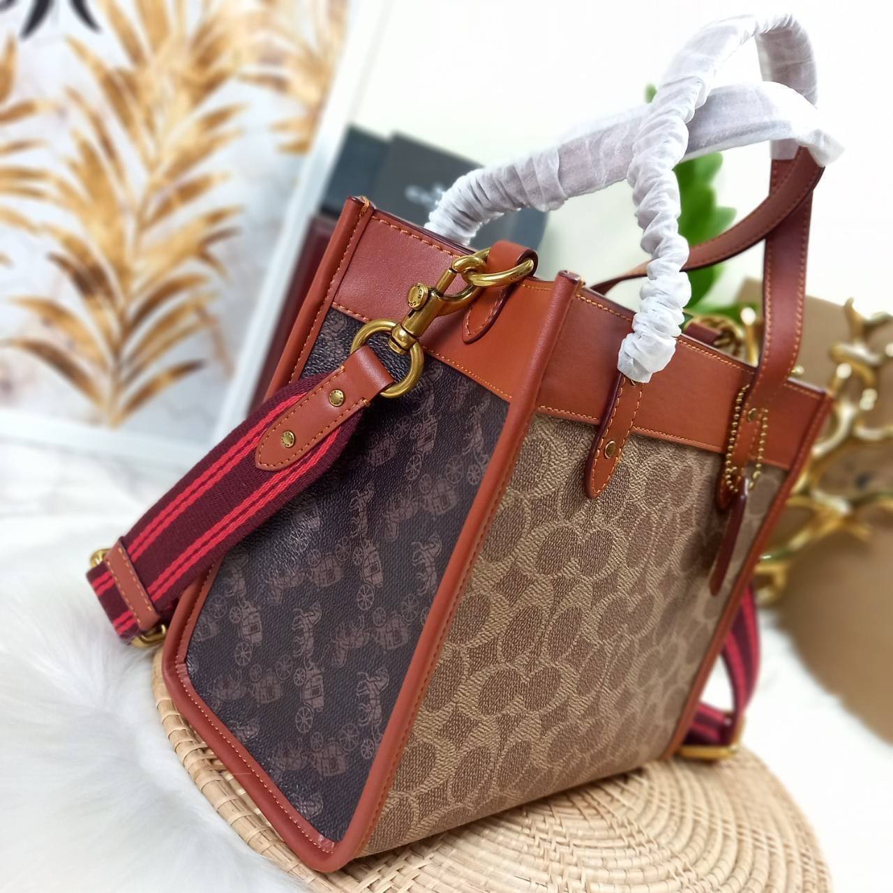 COACH FIELD TOTE 22 WITH HORSE AND CARRIAGE PRINT (C3866)ðāļāļĢāļ°āđāļāđāļēāļāļ·āļ āļāļĢāļ°āđāļāđāļēāļŠāļ°āļāļēāļĒ Unisex āļāļĢāļ TOTE āļŠāļļāļāļŪāļīāļ āļāļĩāđāļŪāļīāļāļāļąāļāļĄāļēāļāļāļąāđāļāļāļēāļĒāđāļĨāļ°āļŦāļāļīāļ// āļ§āļąāļŠāļāļļāļŦāļāļąāļāđāļāļāļ§āļēāļŠāļāļļāļāļ āļēāļ āļāļŠāļĄāļŦāļāļąāļāđāļāđāļāļĒāđāļēāļāļāļĩ āļāļĒāļđāđāļāļĢāļ āļŠāļļāļāļŠāļ§āļĒ āđāļāļāđāļāđāļāļāđāļ§āļĒāļĨāļēāļĒ C Signature āļāļĩāđāđāļāđāļāđāļāļāļĨāļąāļāļĐāļāđ// āļāđāļēāļāđāļāđāļĨāđāļāļāļ§