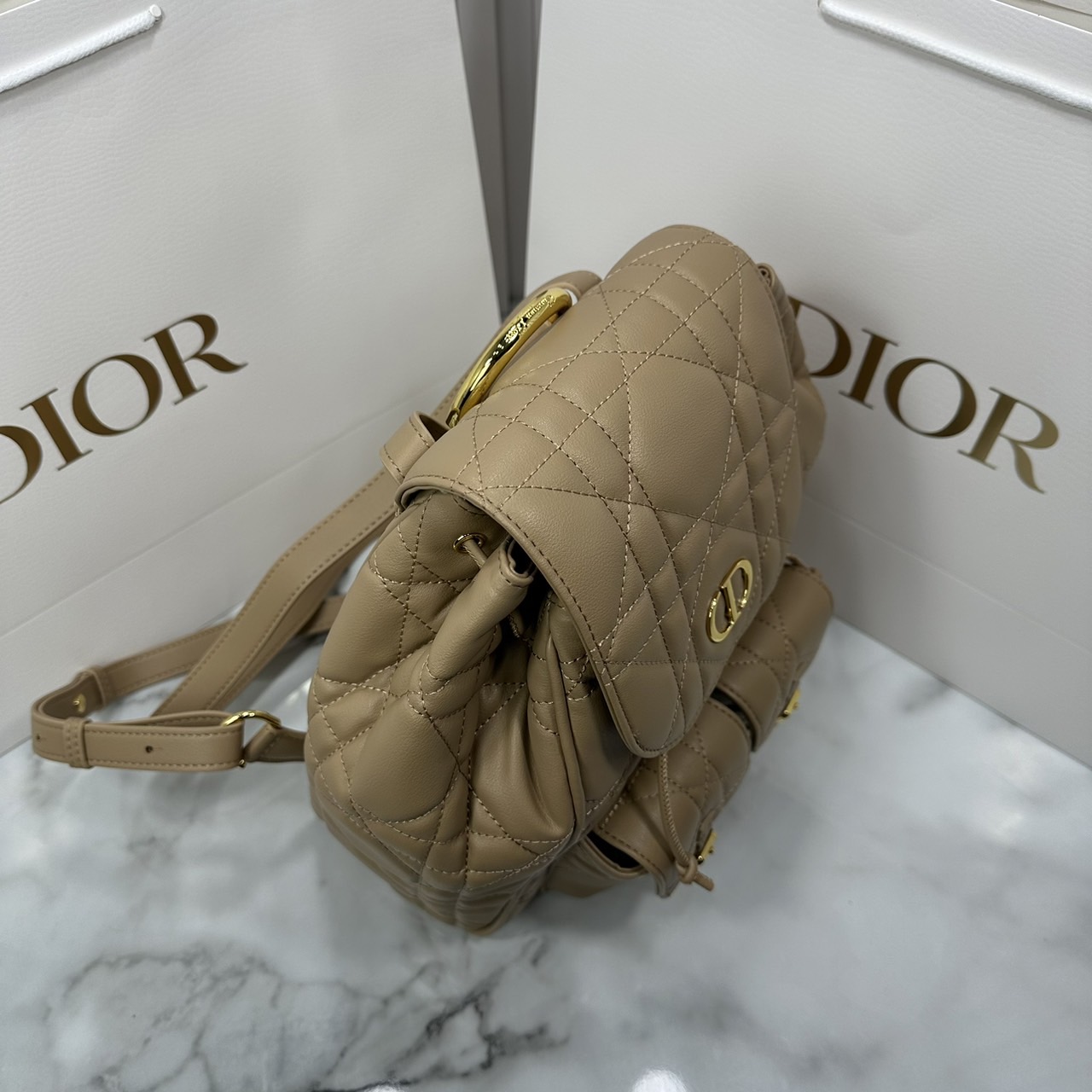 DIOR Medium Dior Caro Backpack Biscuit Macrocannage Leather กระเป๋าเป้สะพายหลังคาโร Cruise 2025 งานหนังเต็มใบ ดีไซส์ทันสมัยและสง่างาม ขนาดกลางใช้งานง่าย 🤍 สินค้าเกรดออริจินอล 1:1 หนังแท้ สลับแท้