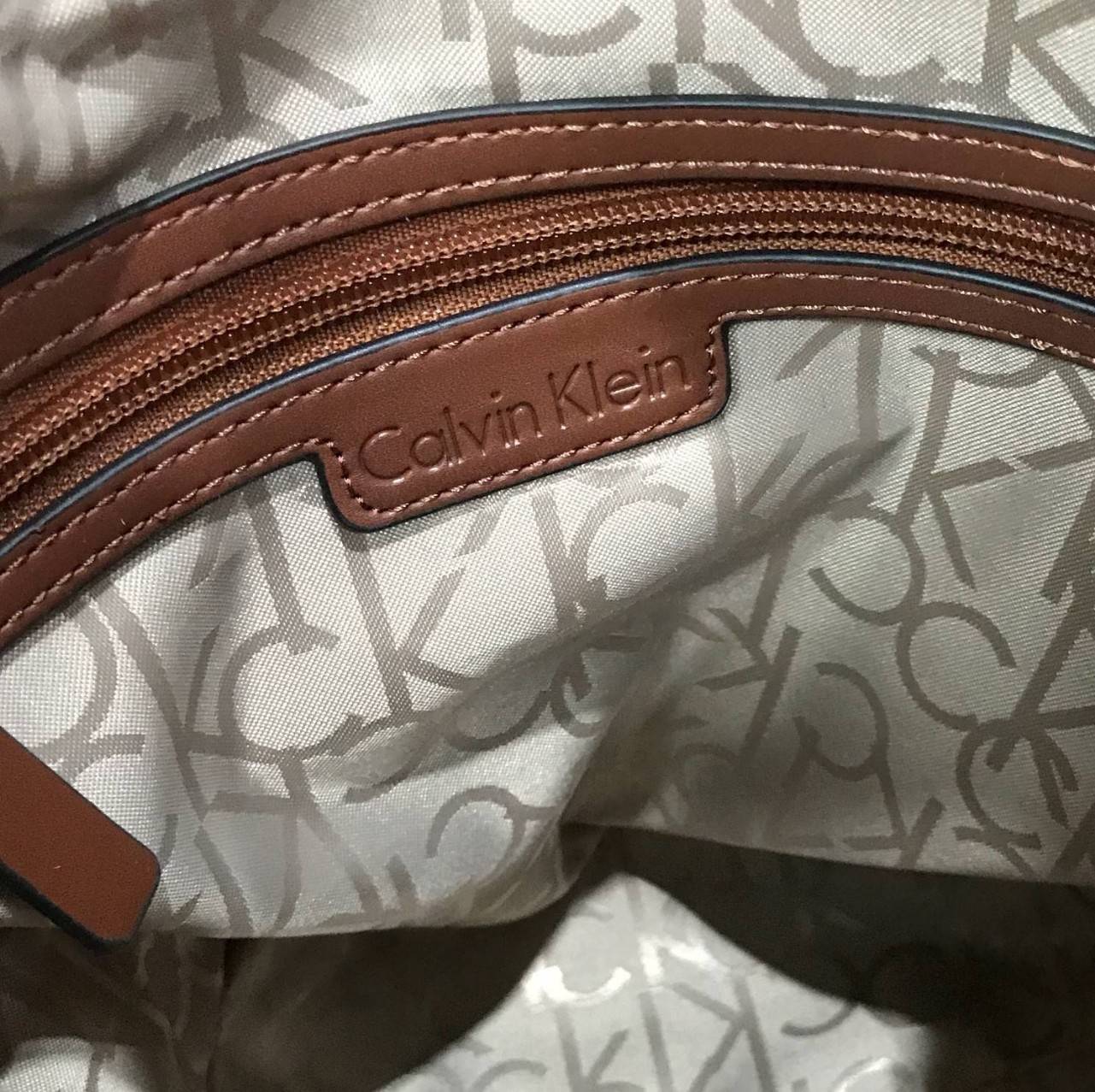 Calvin Klein CrossBody Bag Y2019 Newvin! กระเป๋าสะพายหนังสวยอยู่ทรง ลาย Signature แบรนด์รอบใบ ทรงถัง เปิดปิดด้วยซิป ด้านหน้าประดับโลโก้แบรนด์ อะไหล่ทอง ขนาดกำลังดี น้ำหนักเบา ภายในกว้าง ซับในพิมพ์แบรนด์ ใส่ wallet ยาวได้ พร้อมสายยาว ปรับได้ Crossbodyได้ค่
