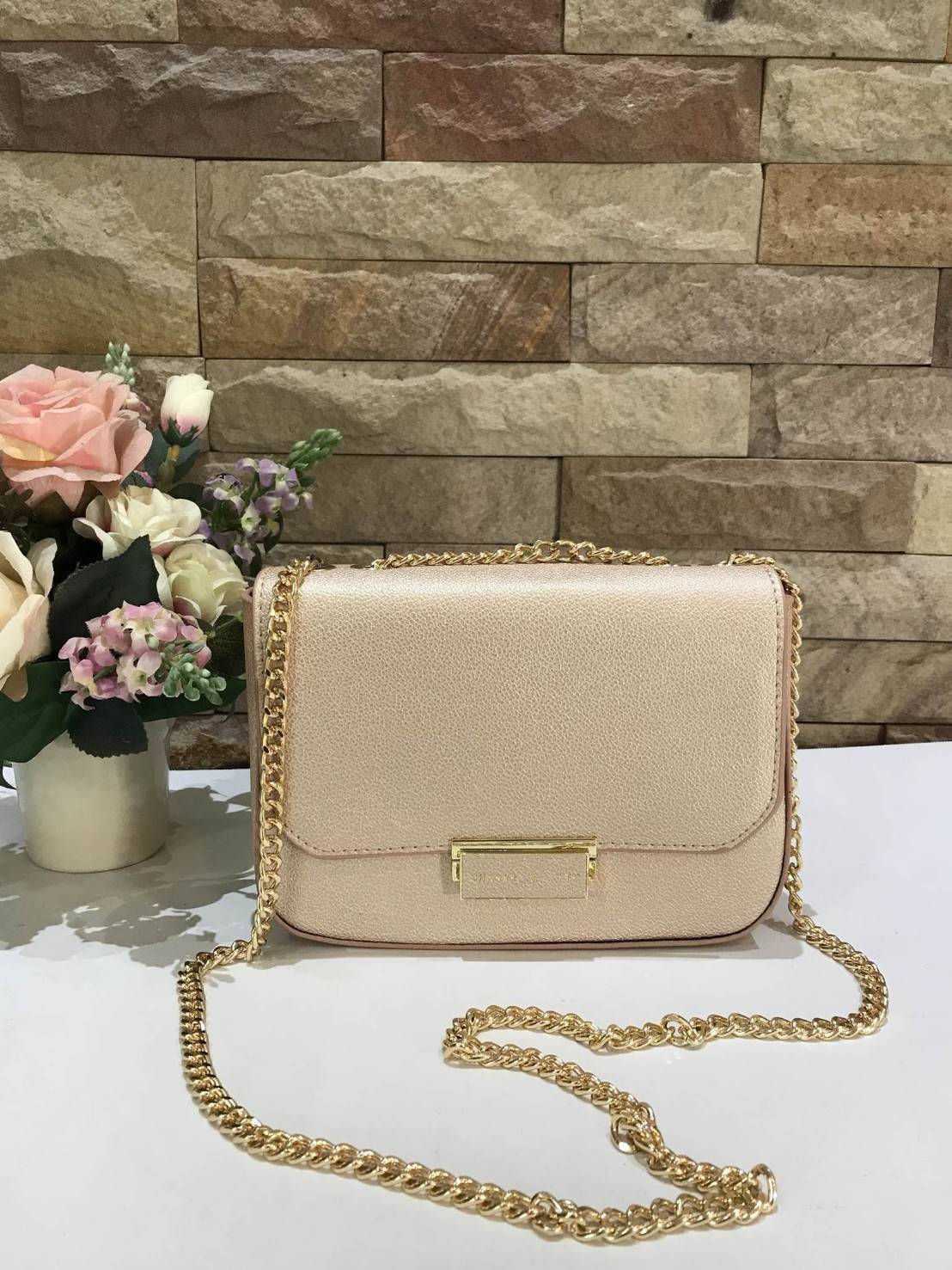 CHARLES & KEITH PUSH-LOCK CHAIN BAG กระเป๋าสะพายใบสวย เปิดปิดด้วยตัวล็อกที่ด้านหน้า ด้านในมีช่องซิป ช่องซิปเล็ก สามารถใส่ iPhone7+ ได้ ด้านหลังมีช่องเล็กใส่ของได้ รุ่นนี้จะสะพายแบบสายคู่ หรือ สายเดี่ยวก็ได้นะคะ มีมาให้เลือกสีสวยๆทั้งนั้นเลยค่ะ