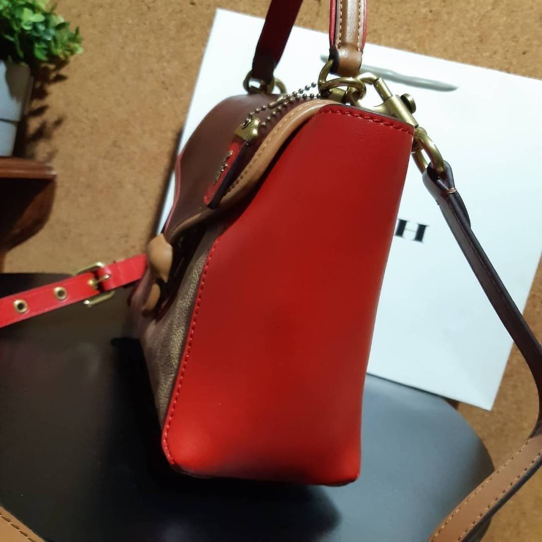 COACH COURIER CARRYALL 23 IN COLORBLOCK SIGNATURE CANVAS พร้อมส่ง 7 แบบ พร้อมส่ง ลุคดูไฮสุดๆค่ะ! กระเป๋าสะพายหนังหรูหราและคลาสสิค หนังแท้ชั้นดีที่สุด น้ำหนักเบา หนังสวยมากก สัมผัสแล้วหลงรักแน่นอนจ้าา😘