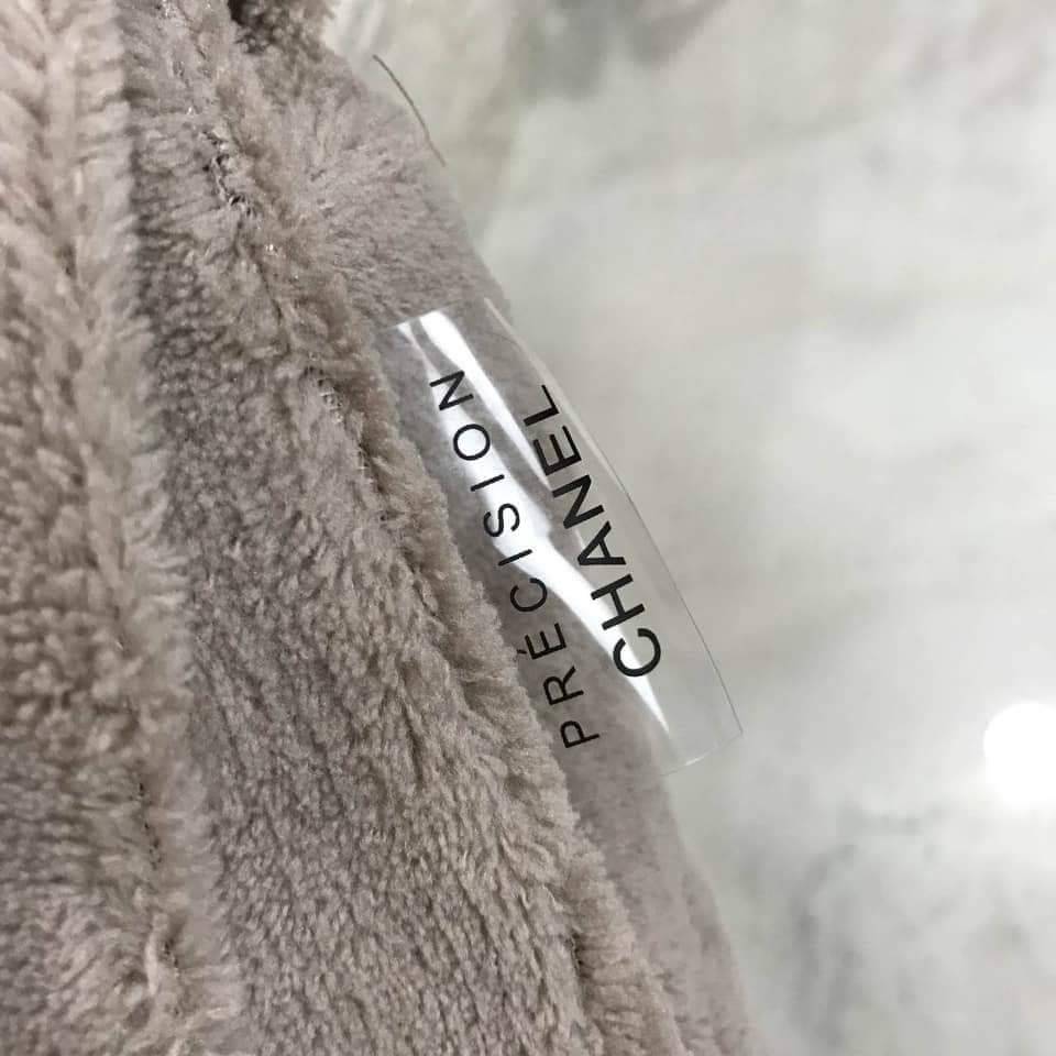 Chanel Beaute Crossbody Bag กระเป๋าสะพาย VIP. GIFT ของแท้ จาก Chanel Cosmetic วัสดุขนวูฟสีดำหนานุ่ม ตัดโลโก้แบรนด์หนังแก้วสวยโดดเด่น น้ำหนักเบา เปิดปิดด้วยฝาปิดกระดุมแม่เหล็ก ใบใหญ่กำลังดี ใส่ iPad, กระเป๋าสตางค์ใบยาว, และของจุกจิกได้เยอะ มาพร้อมสายยาวเลื