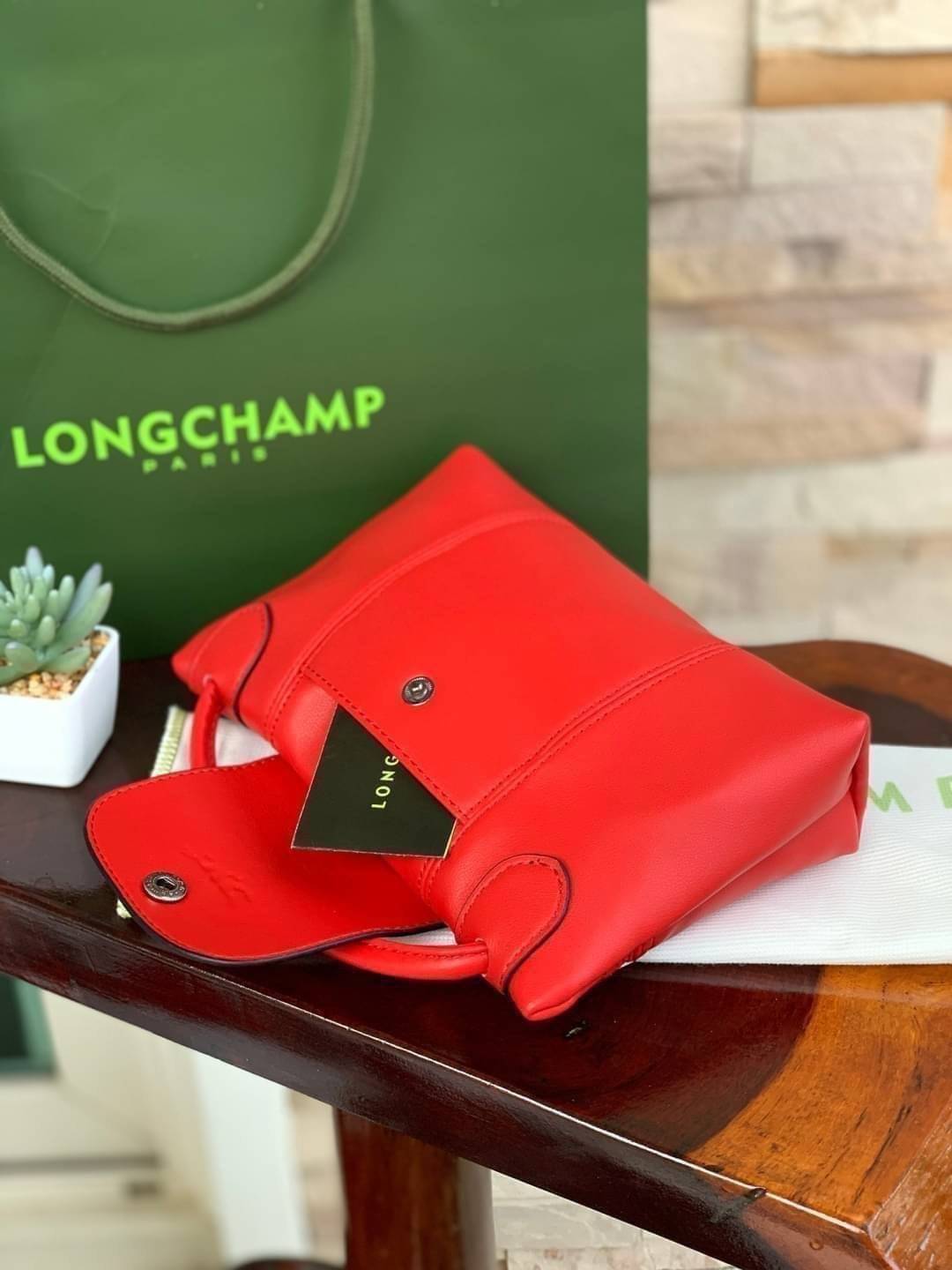 Longchamp Le Pliage Cuir Crossbody Bag อีกหนึ่งคอลเลคชั่น Le Pliage Cuir หนึ่งในตระกูลกระเป๋าสุดไอคอนิก