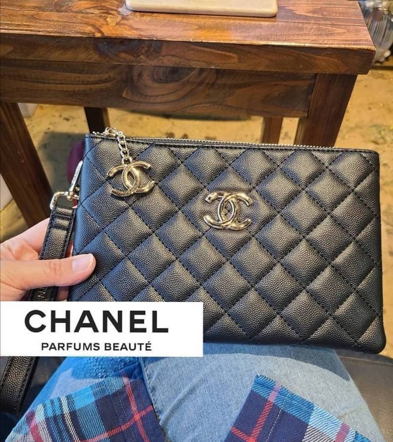 Chanel Crossbody Bag VIP Gift With Purchase (GWP) กระเป๋าสะพายพรีเมี่ยมกิ้ฟจาก Chanel Cosmetic Counter DutyFree วัสดุหนังคาเวียร์สวยหรูเปิดปิดด้วยซิปโลโก้แบรนด์สีทองสะดวกใช้ ด้านหน้ามีโลโก้ ด้านหลังมีช่องใส่ของ ภายในมีช่องซิป ใส่มือถือ ธนบัตร เครื่องสำอาง
