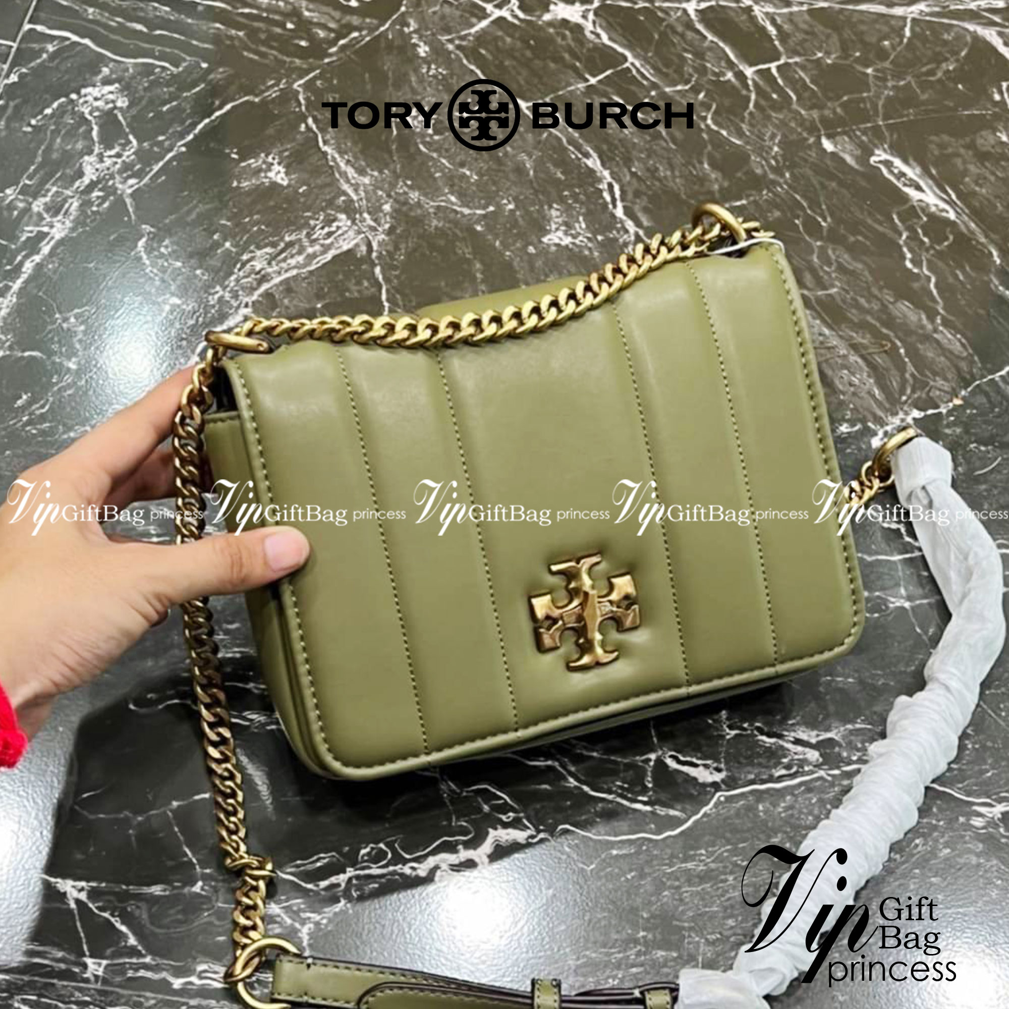 Tory Burch Our Kira shoulder bag with beveled turn-lock hardware พร้อมเสิร์ฟสีคลาสสิค กระเป๋าถือ/สะพาย ทรงสวย สะพายคล่องตัว ดีไซน์เส้นคมสวยหรู สัมผัสดีงาม นิ่มมือ เปิด-ปิดด้วยอะไหล่บิดล็อค ภายในเป็นช่องโล่ง สะพายไปไหนก็สะดวก แนะนำสวยก่อนใครได้ที่นี่ จัดไป
