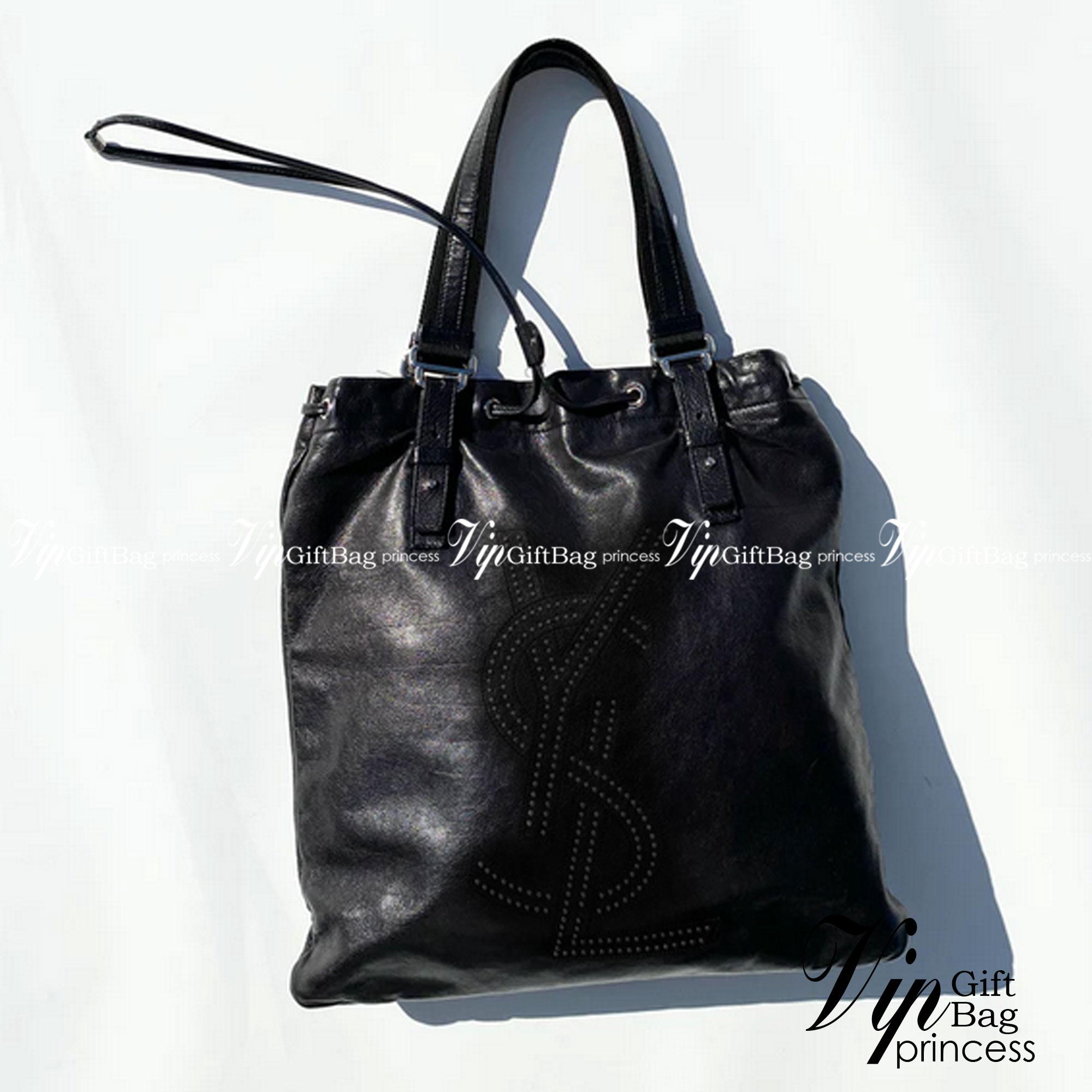 YSL shopper tote leather drawstring closure กระเป๋าทรงชอปปิ้ง มาใหม่ หนังสวย ผูกด้วยสายหนัง โดดเด่นด้วยโลโก้ด้านหน้า มีให้เลือก 2 สี 2 ขนาด ภายในโล่งกว้างมาก ใช้งานง่าย สะดวกสุดๆ