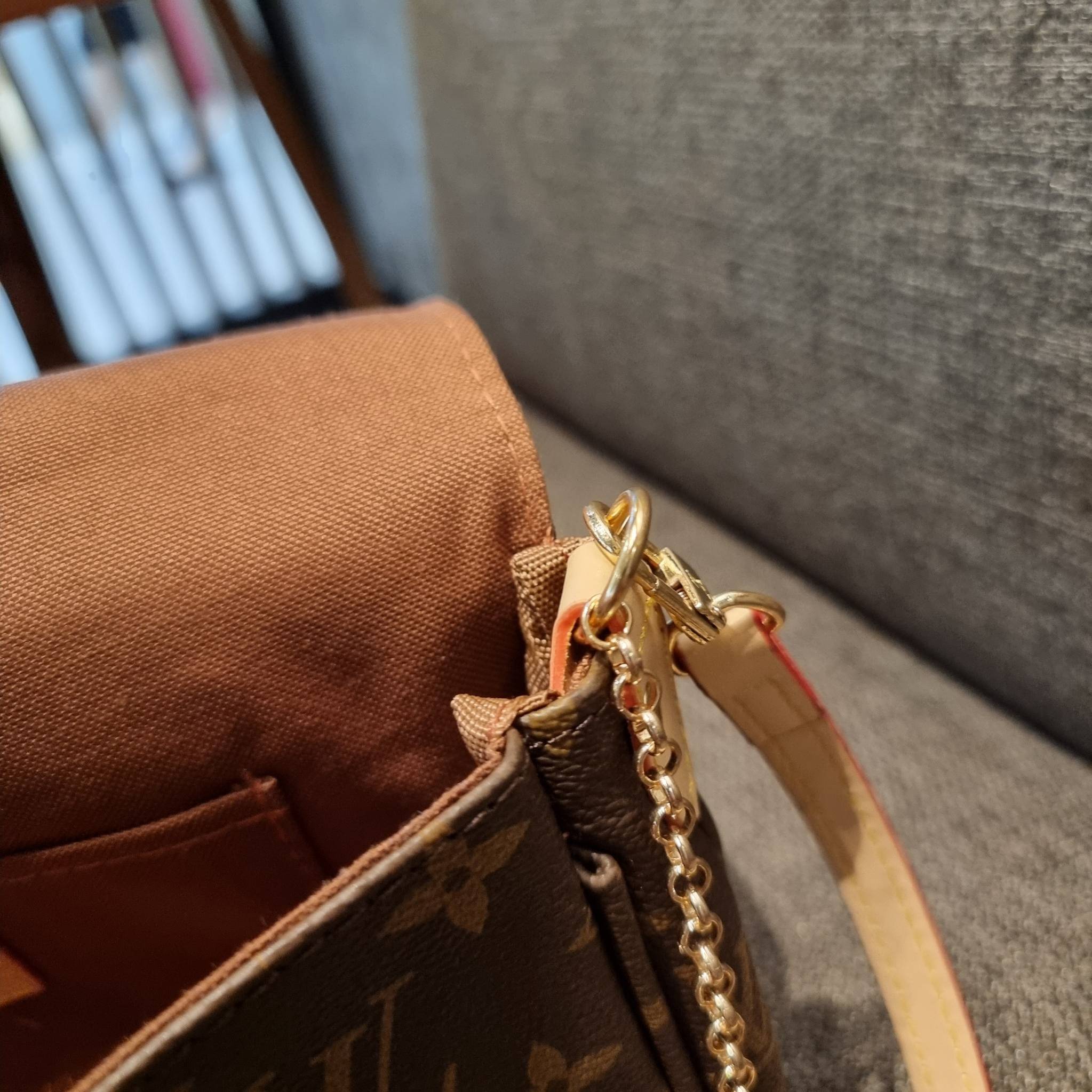 LV CROSSBODY CHAIN BAG rare item!! วัสดุหนังแคนวาส คมชัด หรู เปิด-ปิดกระเป๋าด้วยแถบแม่เหล็ก ภายในเป็นช่องโล่ง ใส่ของใช้สำคัญได้สบายๆ มือถือ พาวเวอร์แบงค์ เครื่องสำอางค์ ของจุกจิกได้หมดจ้า มาพร้อมสายสะพายโซ่ และสายสะพาย crossbody ถอดออกได้ พร้อมเสิร์ฟความส