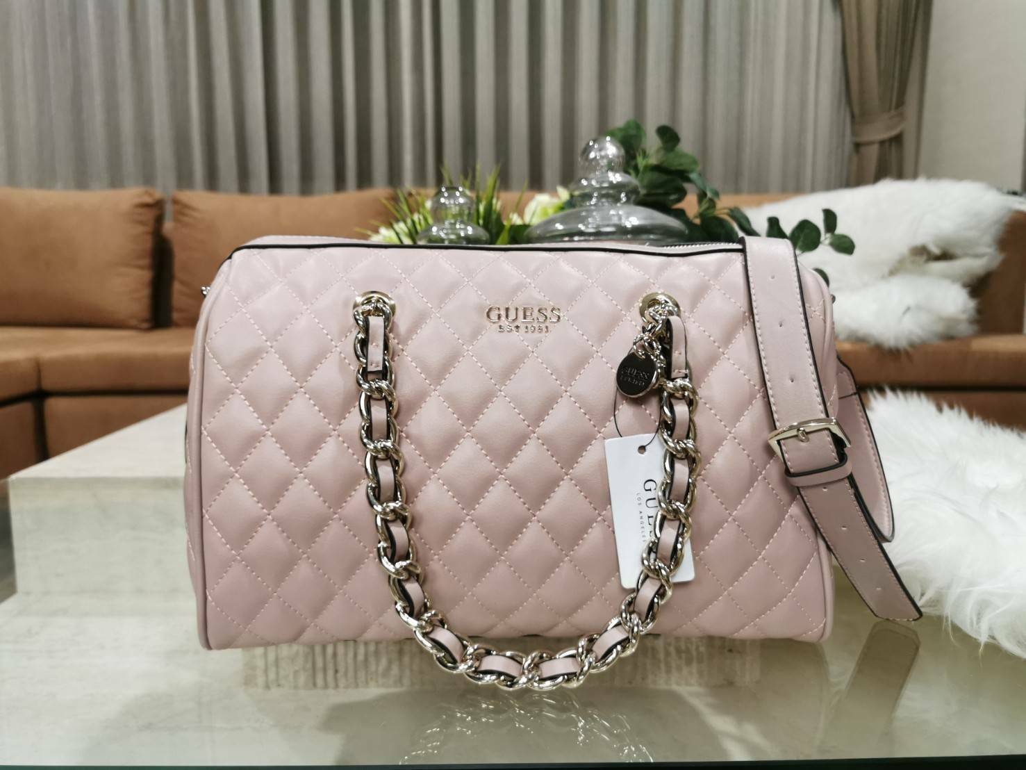 GUESS WOMEN’S BOWLING BAG กระเป๋าสะพายทรง Bowling รุ่นใหม่ล่าสุดจาก GUESS FACTORY หนังนิ่มลายตารางสวยอยู่ทรงใบใหญ่กำลังดี ด้านหน้าประดับโลโก้หูหิ้วโซ่ร้อยหนังสะพายไหล่ได้เเข็งแรงรับน้ำหนักได้เยอะ เปิดปิดด้วยซิปสะดวกใช้ มีหมุดรองฐานกันรอย ภายในมีช่องซิปและ